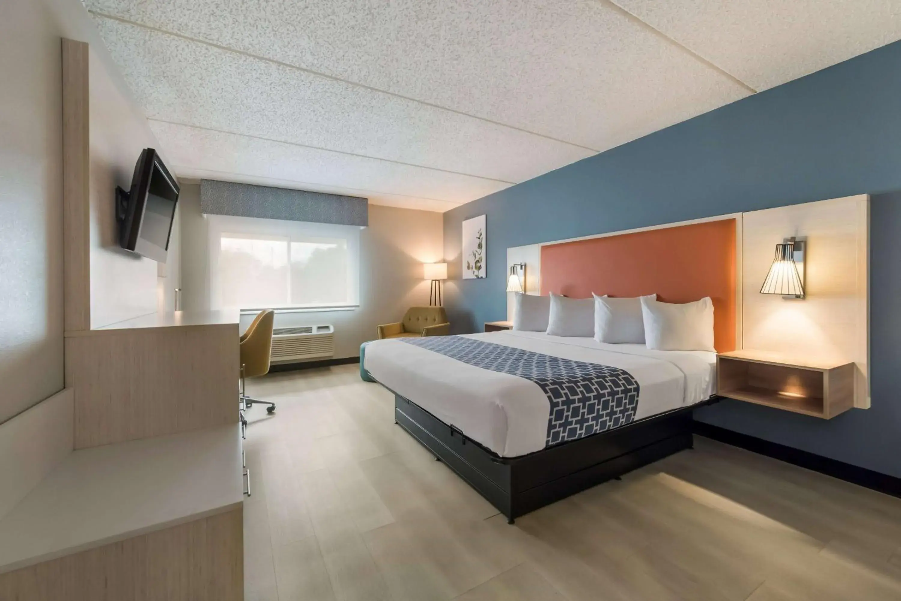 King Room with Mobility Access and Bathtub with Grab Bars, Non-Smoking in Baymont by Wyndham Westampton King Room with Mobility Access and Bathtub with Grab Bars, Non-Smoking in Baymont by Wyndham Westampton