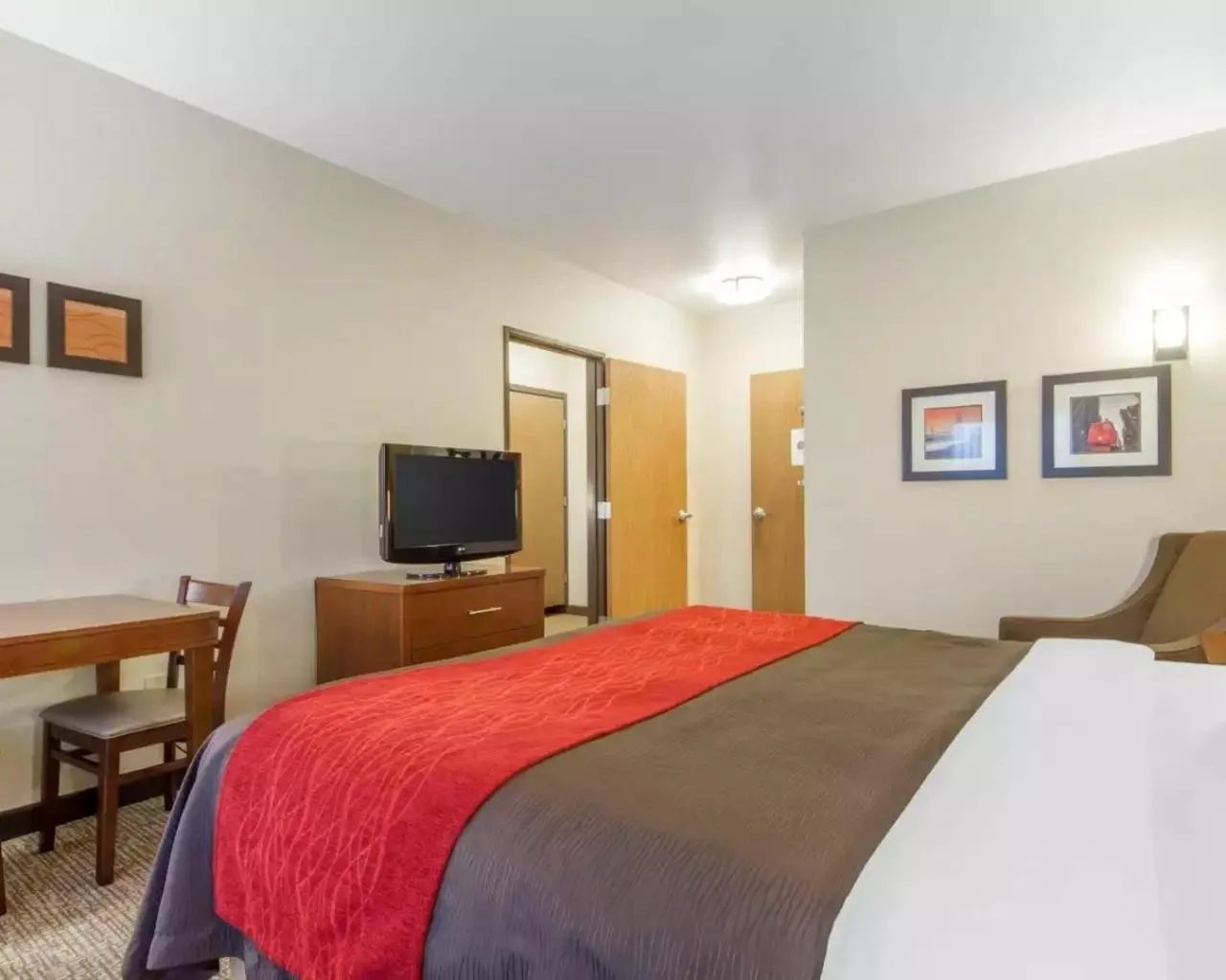 TV and multimedia, Bed in THE ATRIUM HOTEL SFO AIRPORT - FREE Shuttle & Breakfast