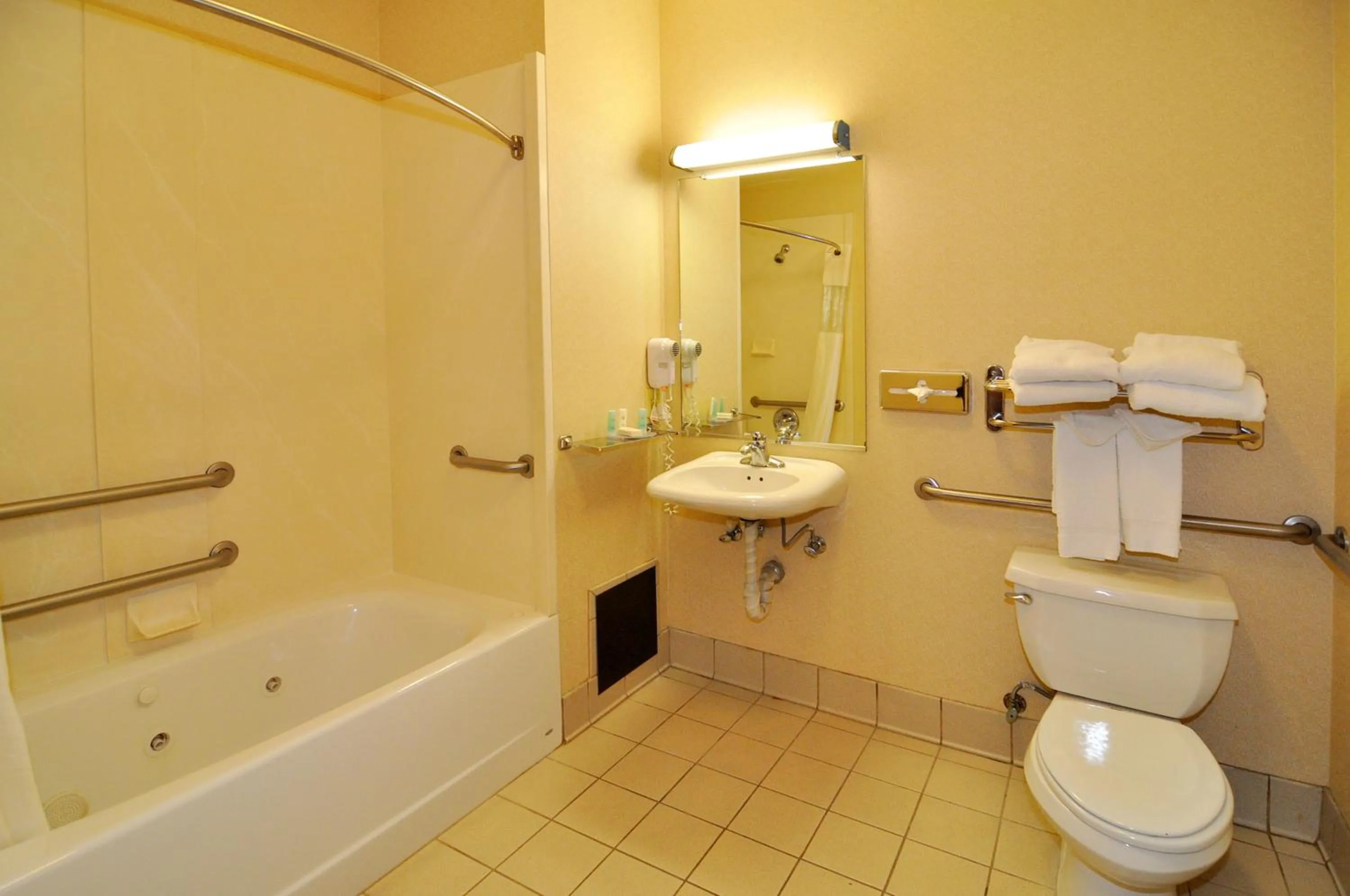 Bathroom in THE ATRIUM HOTEL SFO AIRPORT - FREE Shuttle & Breakfast