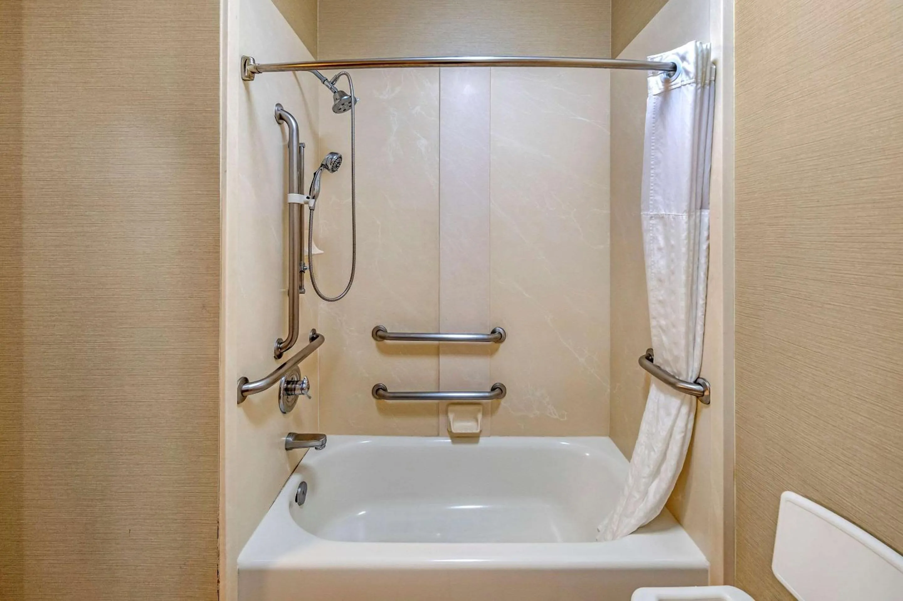 Bathroom in THE ATRIUM HOTEL SFO AIRPORT - FREE Shuttle & Breakfast