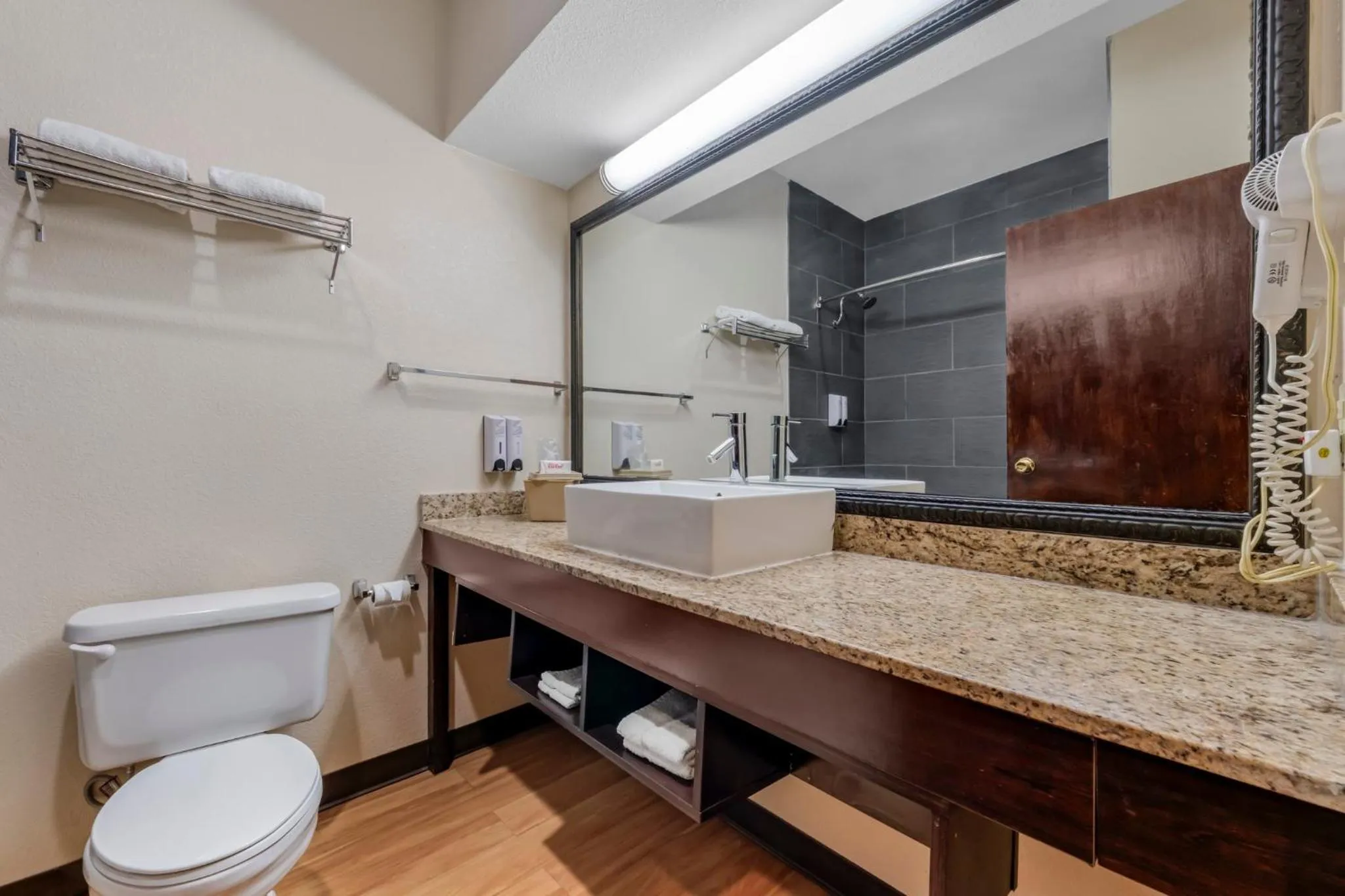 Bathroom in Red Roof Inn Dumas