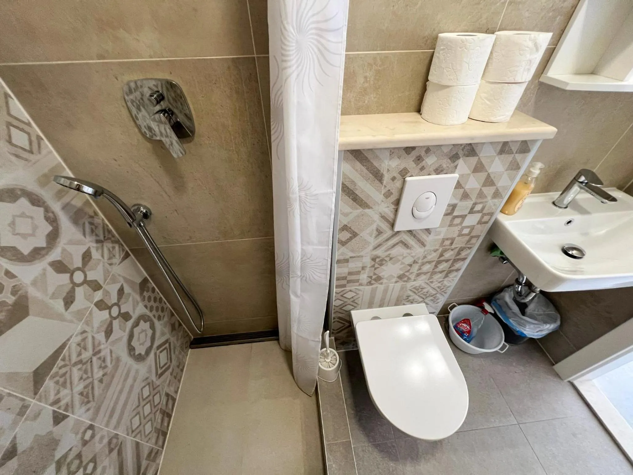 Shower in Robinson Olympos