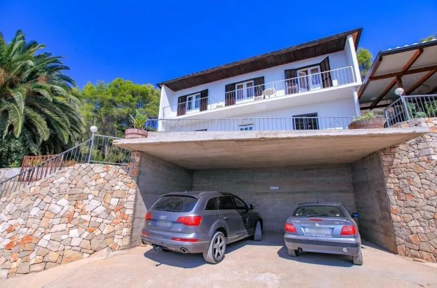 Property building in Robinson Olympos