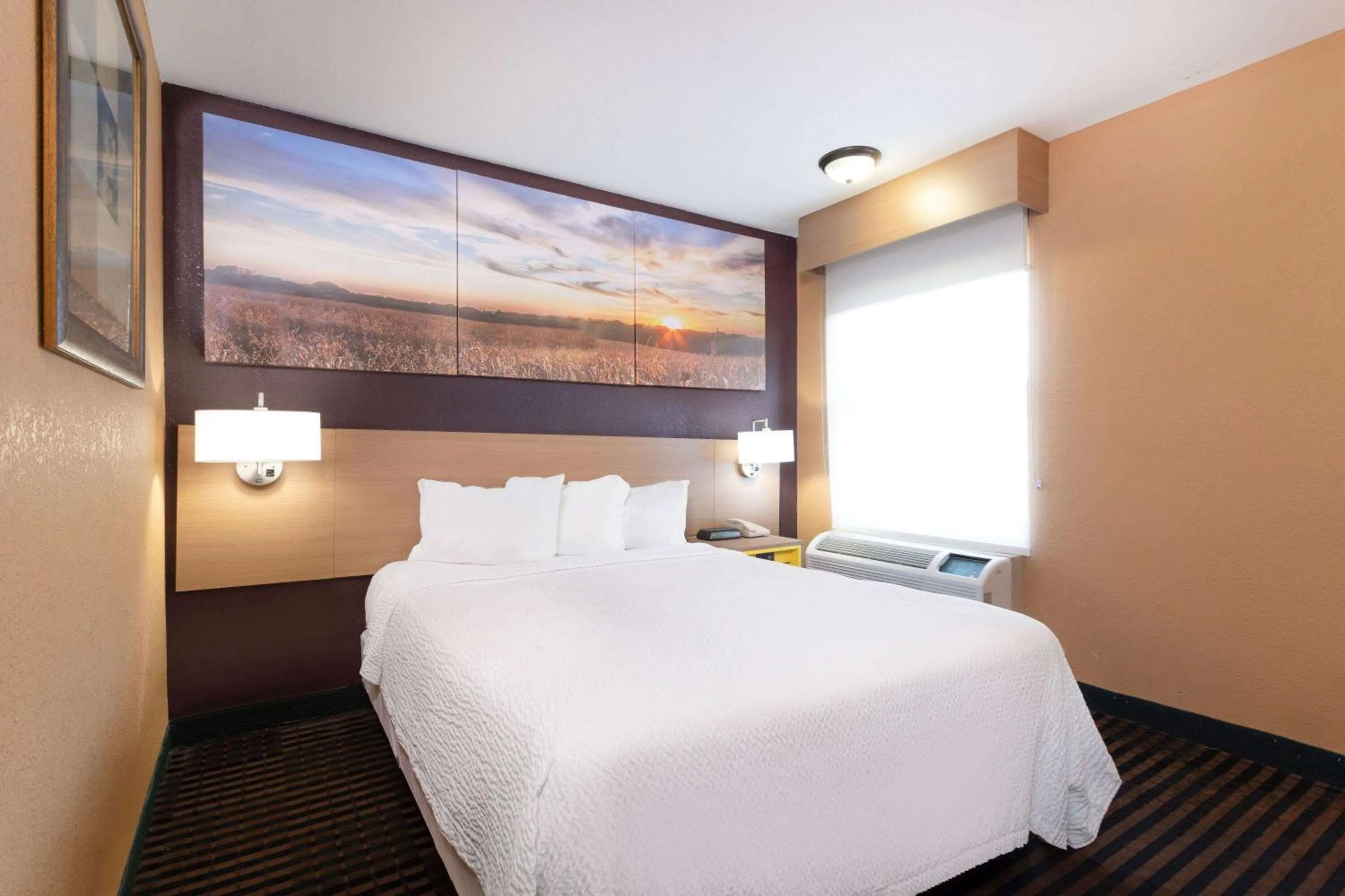 Photo of the whole room, Bed in Days Inn by Wyndham Anderson IN