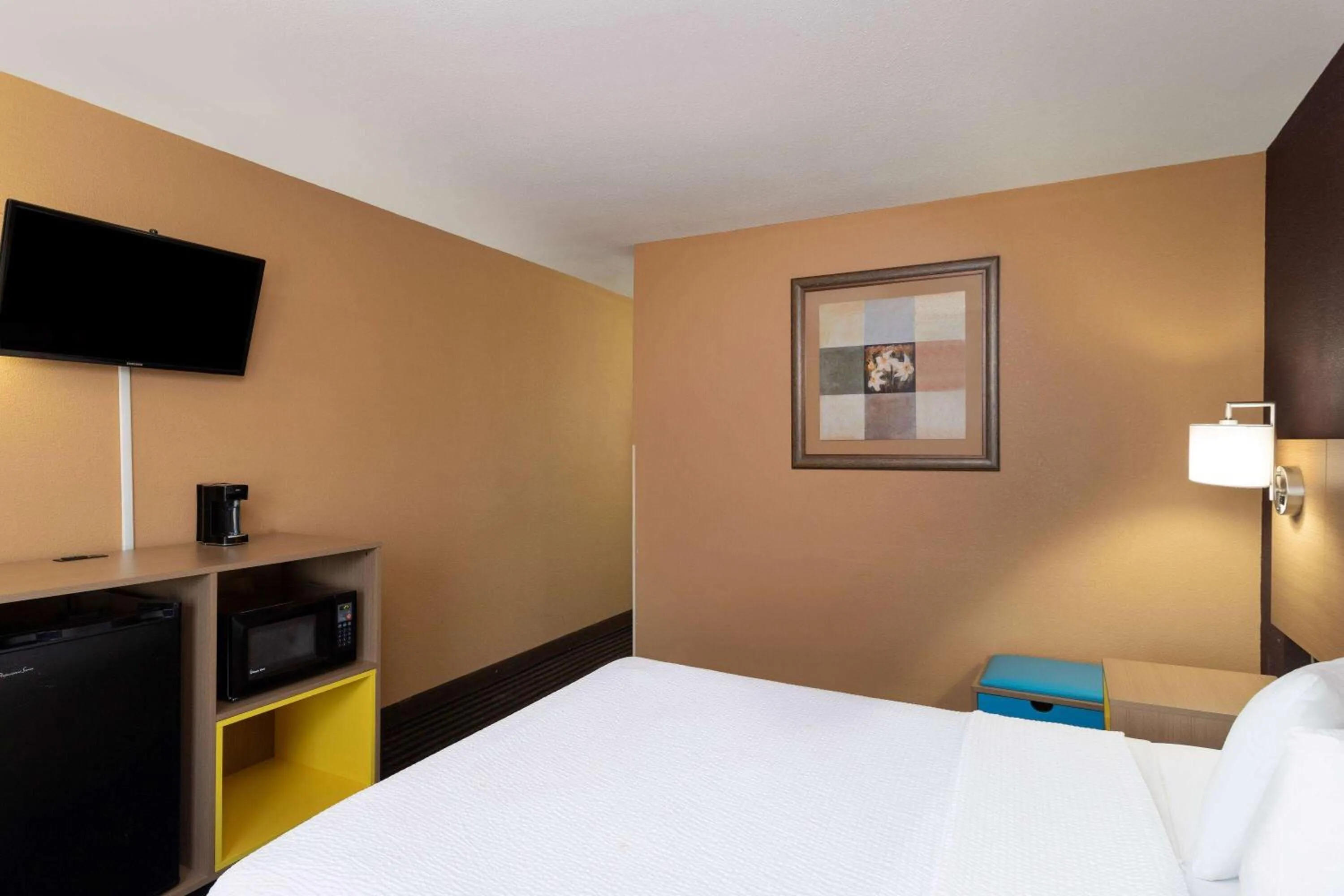 Photo of the whole room, Bed in Days Inn by Wyndham Anderson IN