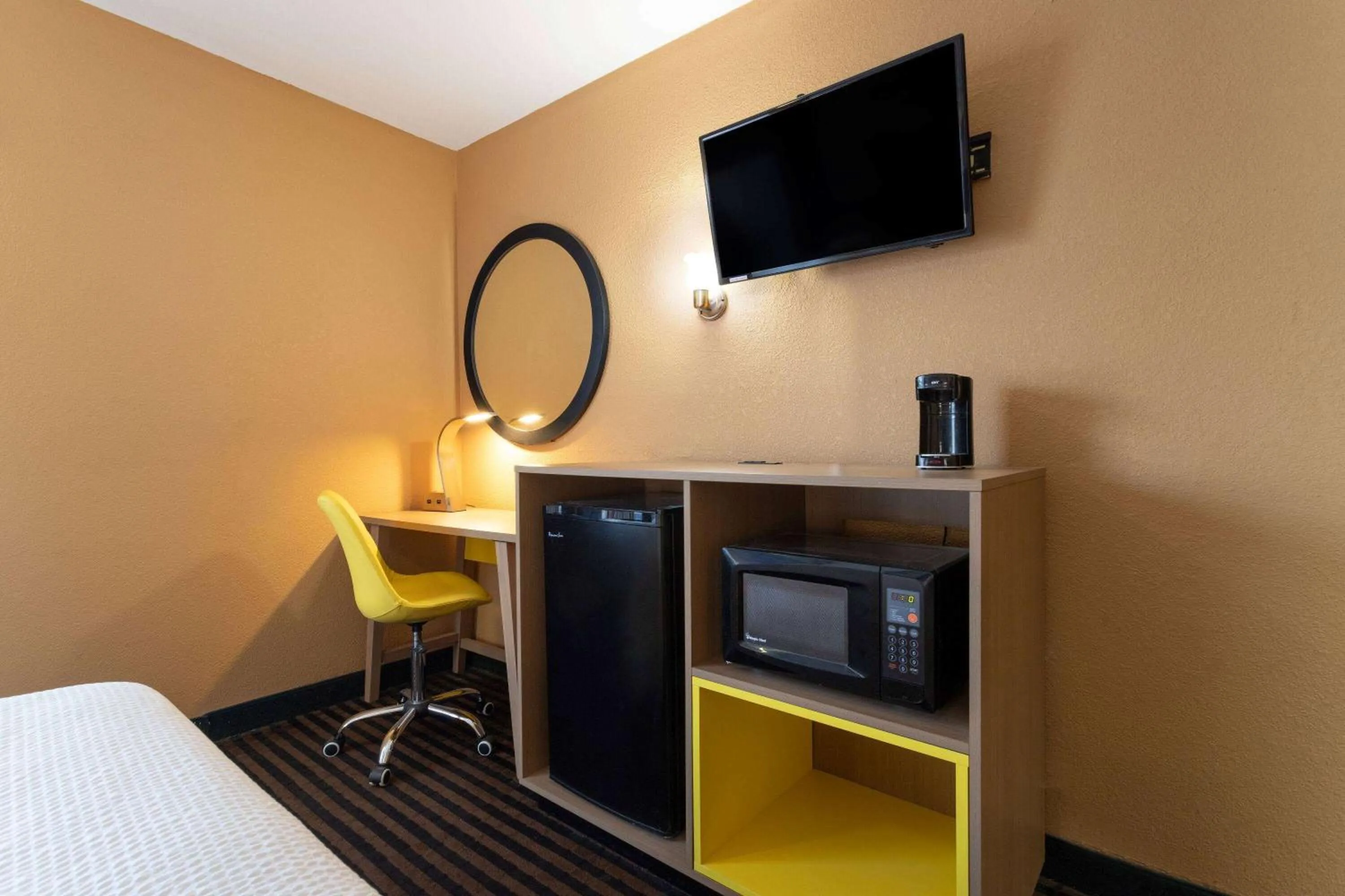 Photo of the whole room, Bed in Days Inn by Wyndham Anderson IN