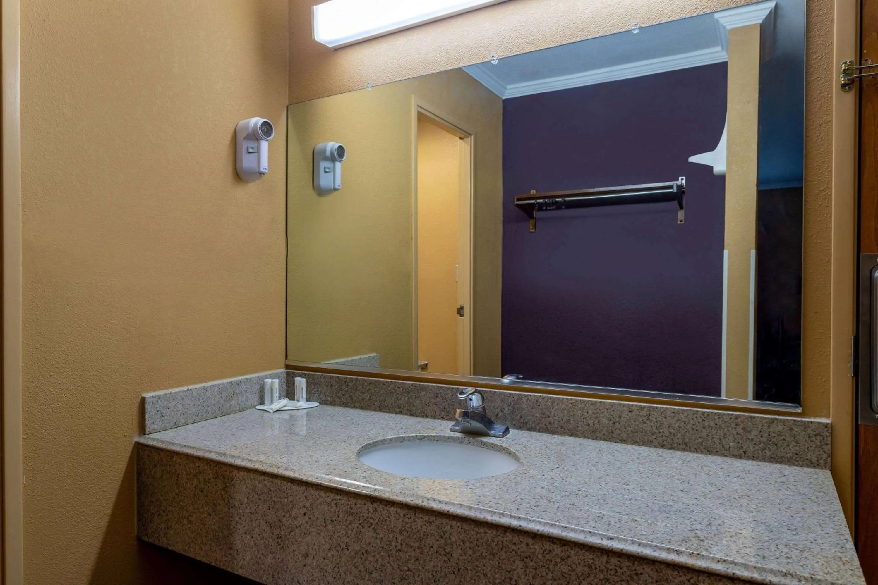 TV and multimedia in Days Inn by Wyndham Anderson IN