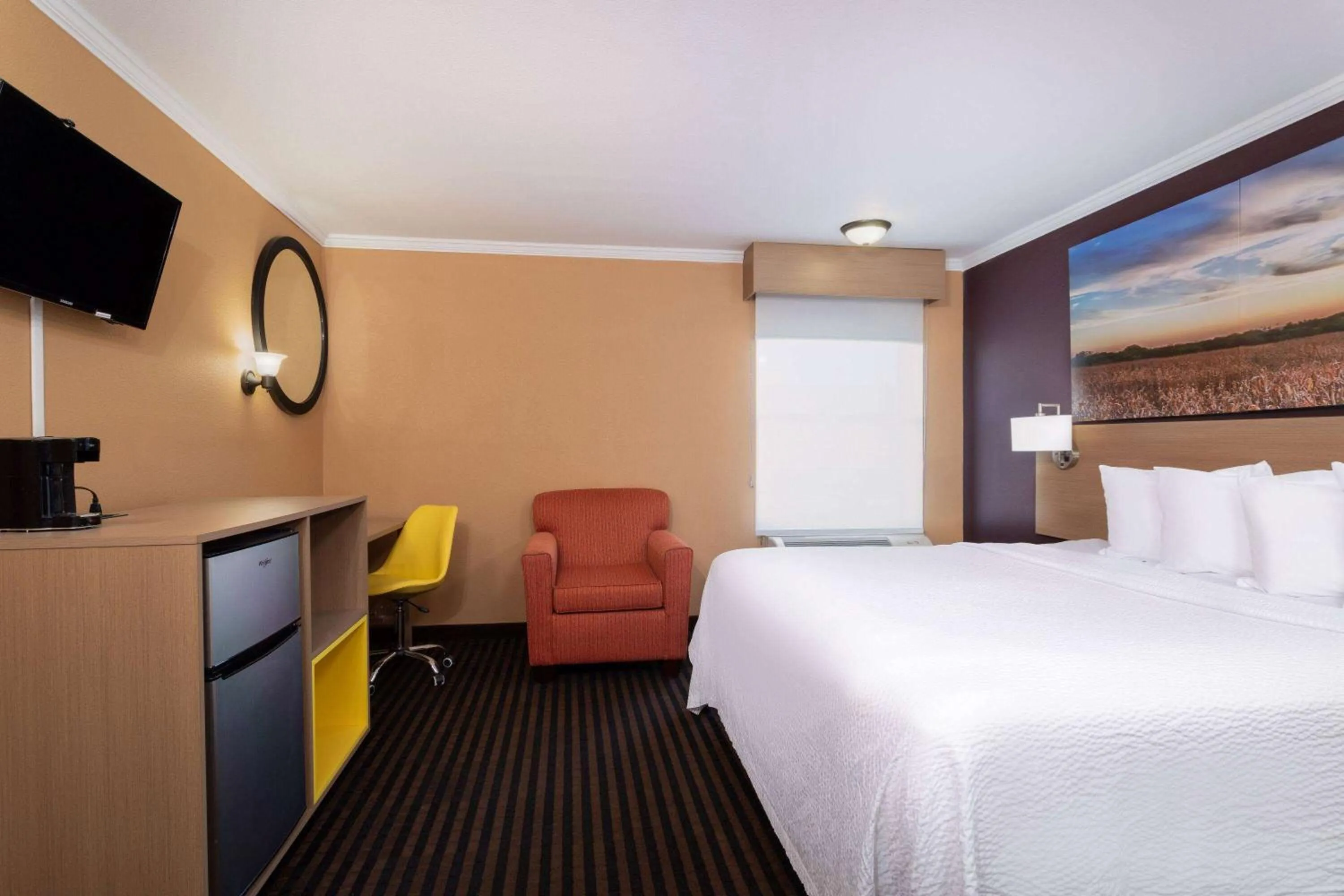 Photo of the whole room, Bed in Days Inn by Wyndham Anderson IN