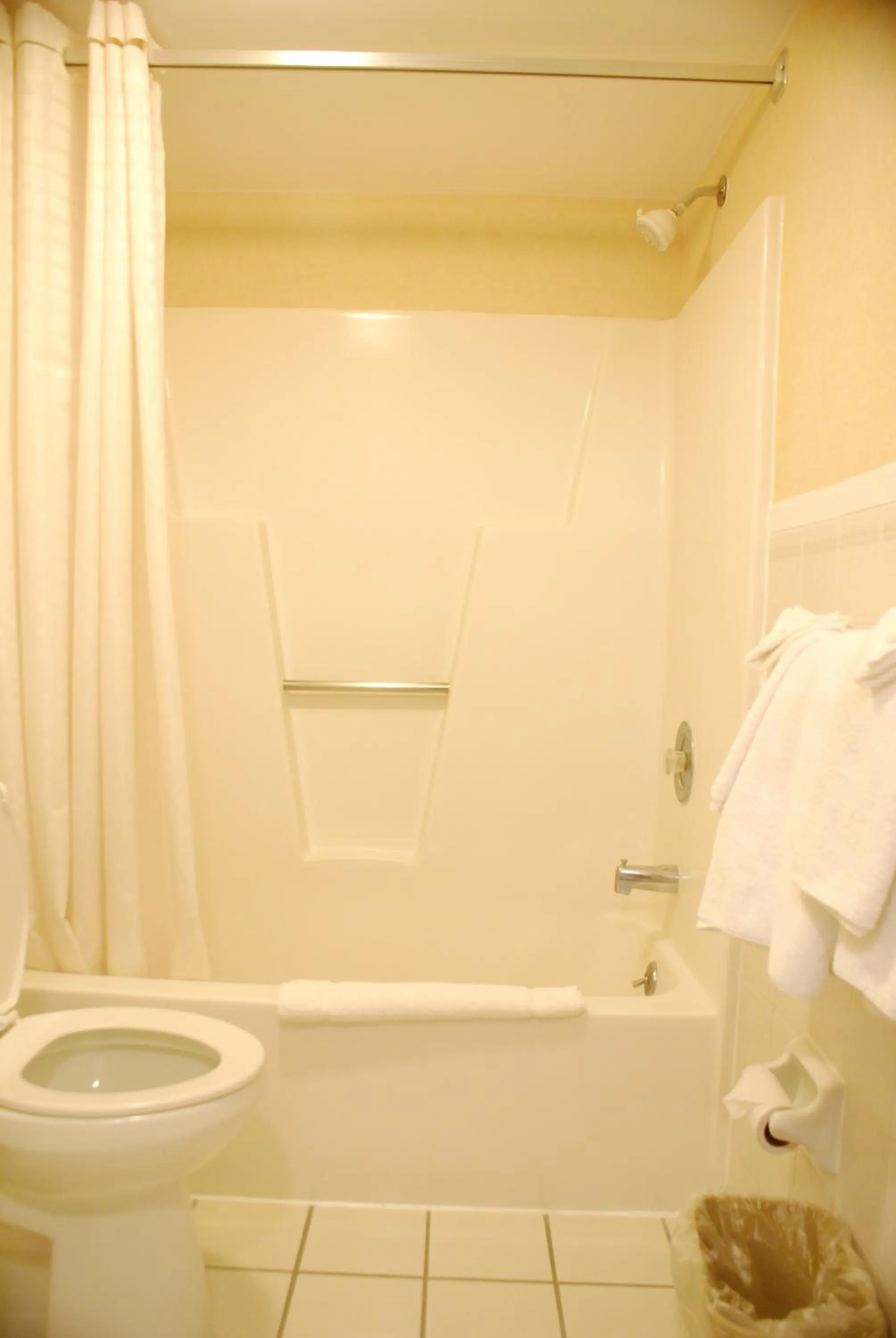 Bathroom in Downbeach Inn