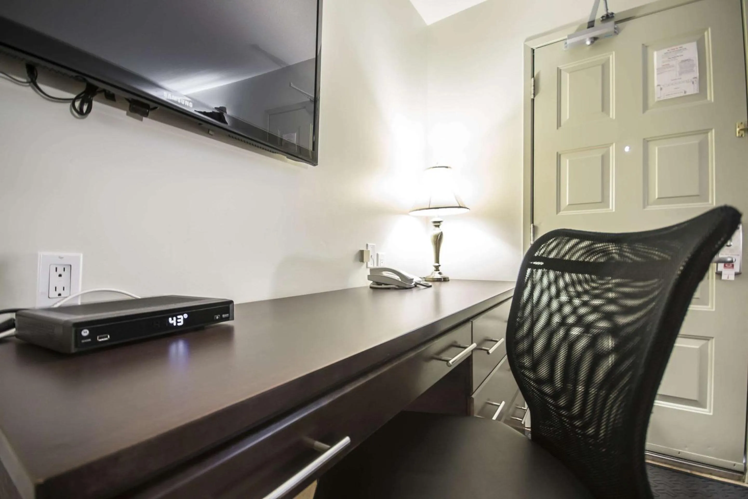 Photo of the whole room in Econo Lodge