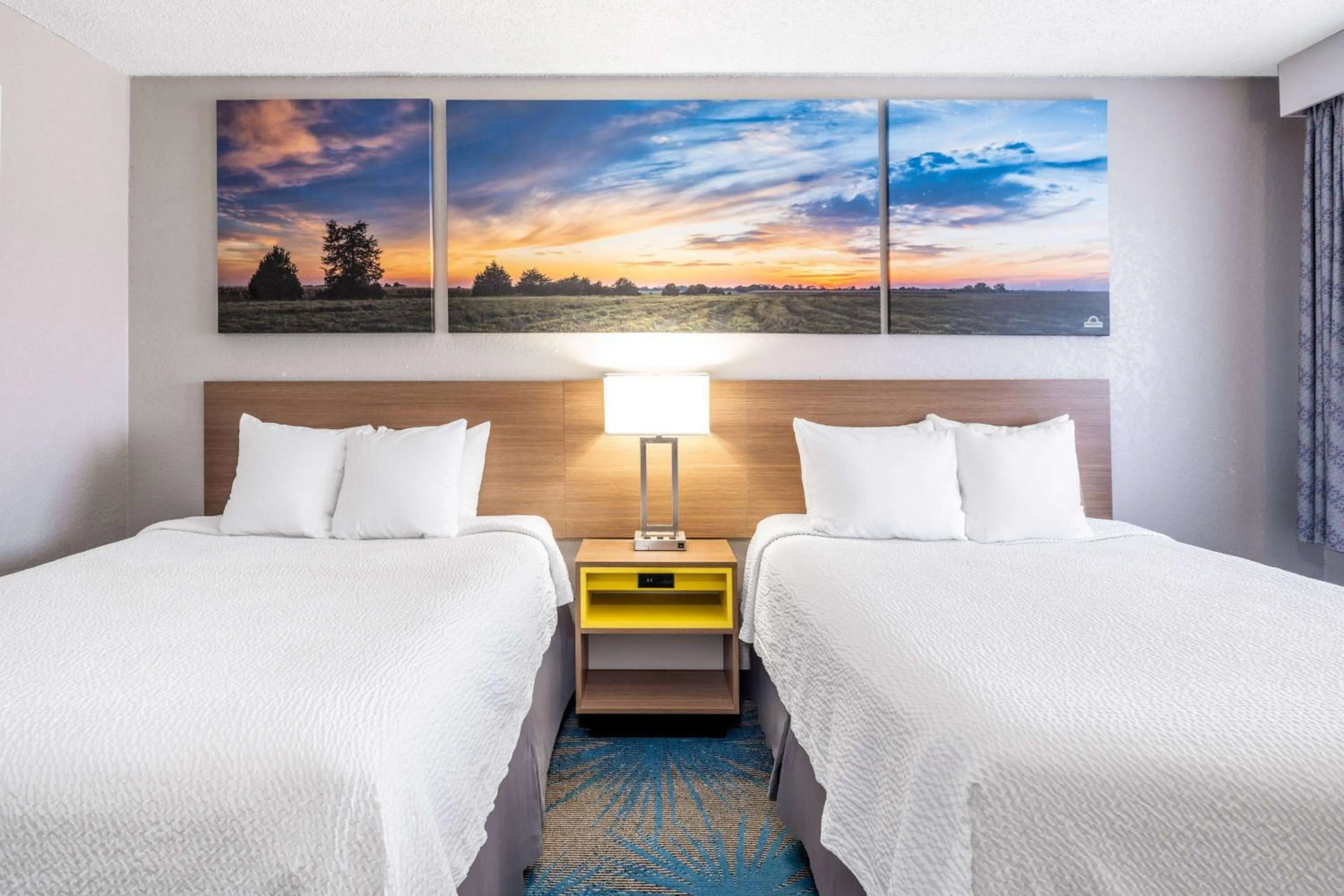 Photo of the whole room, Bed in Days Inn by Wyndham Sioux Falls Airport