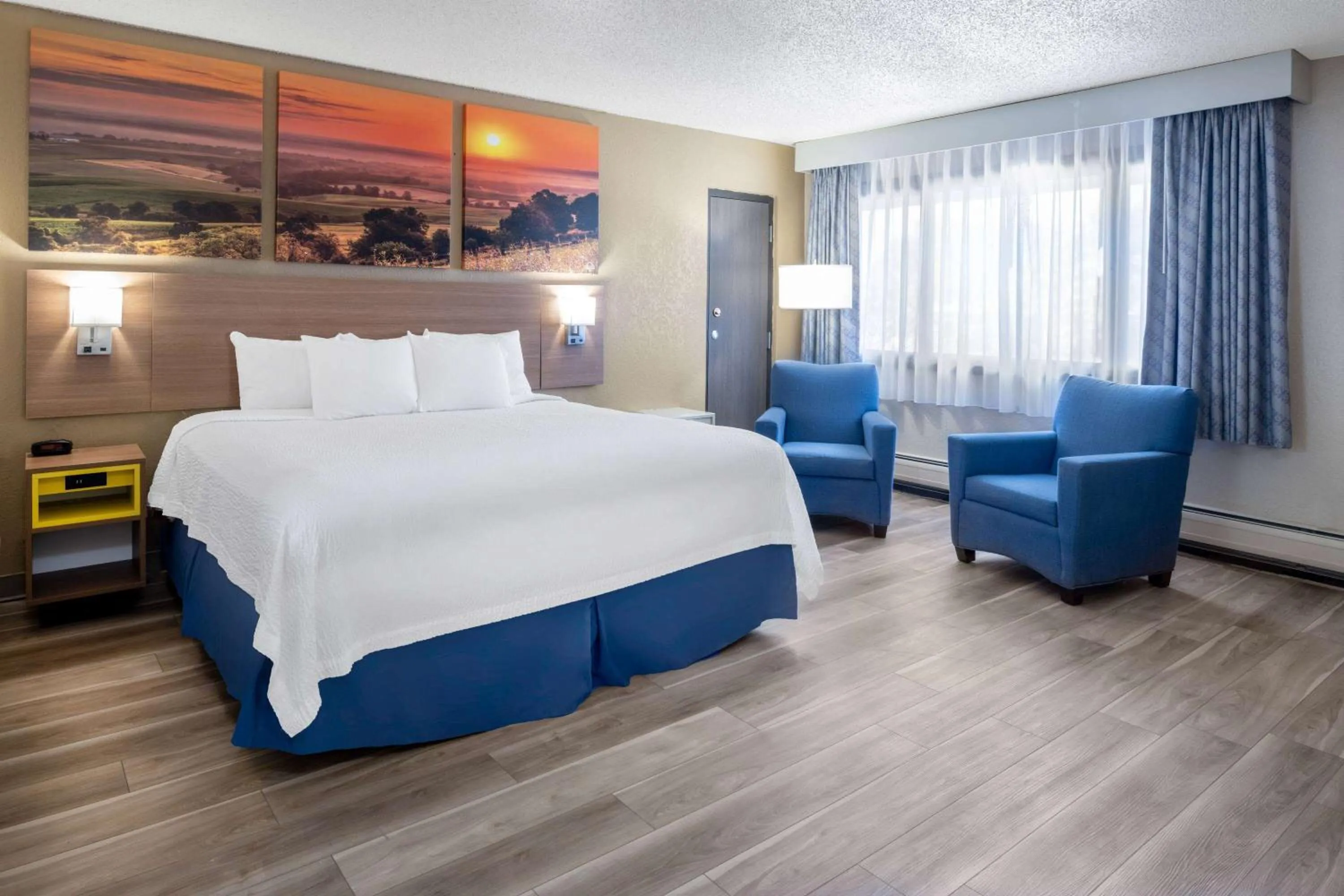 Photo of the whole room, Bed in Days Inn by Wyndham Sioux Falls Airport