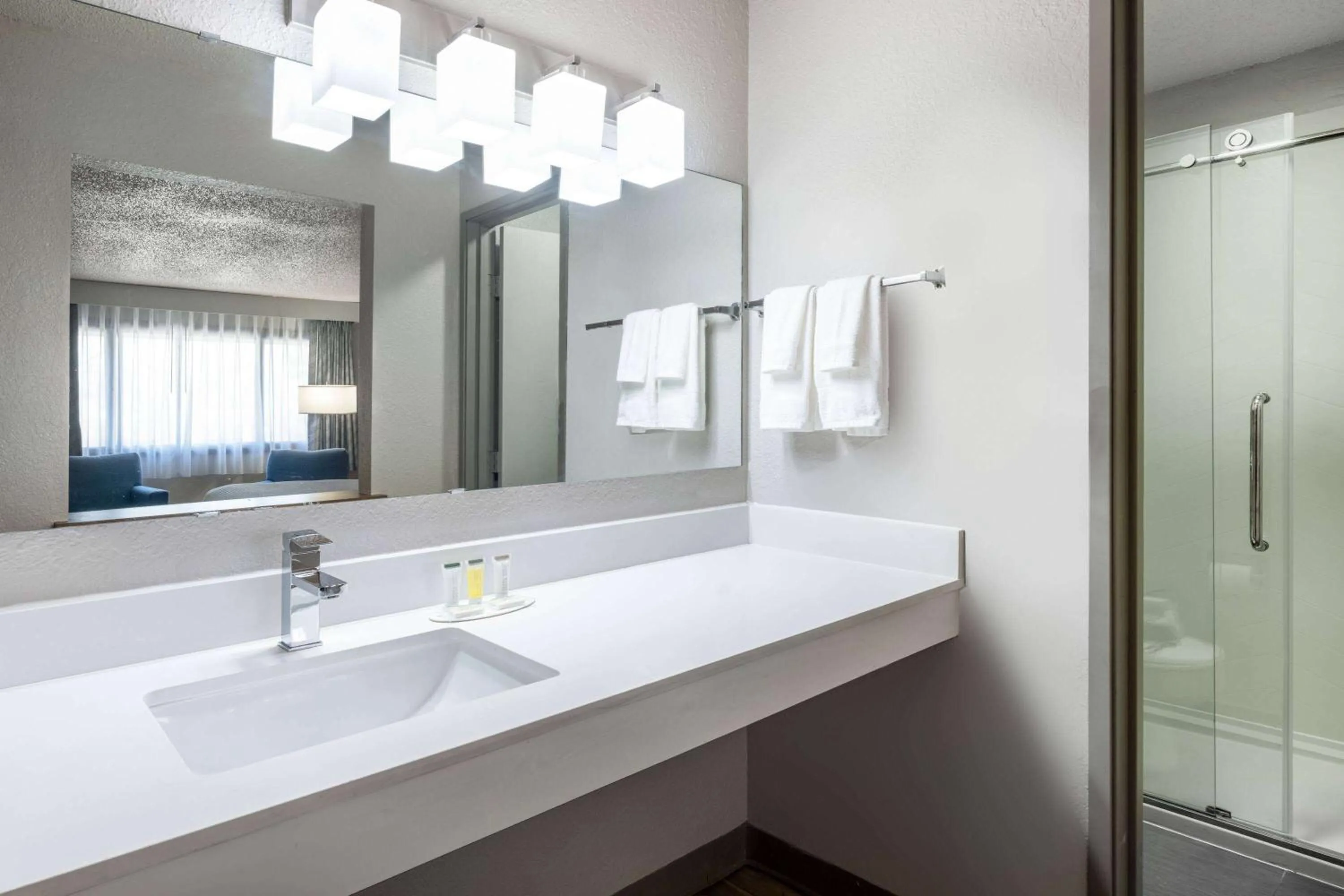 TV and multimedia in Days Inn by Wyndham Sioux Falls Airport