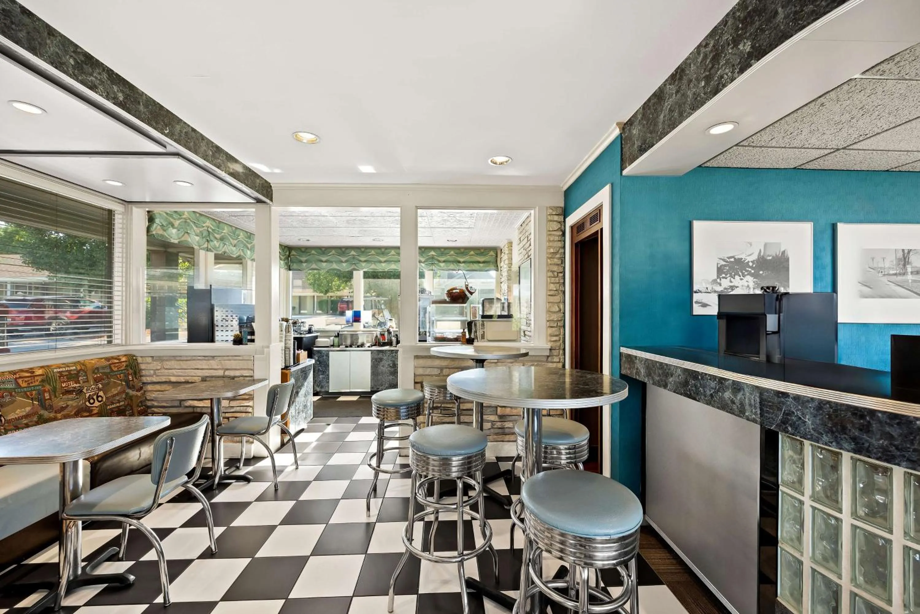 Breakfast in Best Western Route 66 Rail Haven