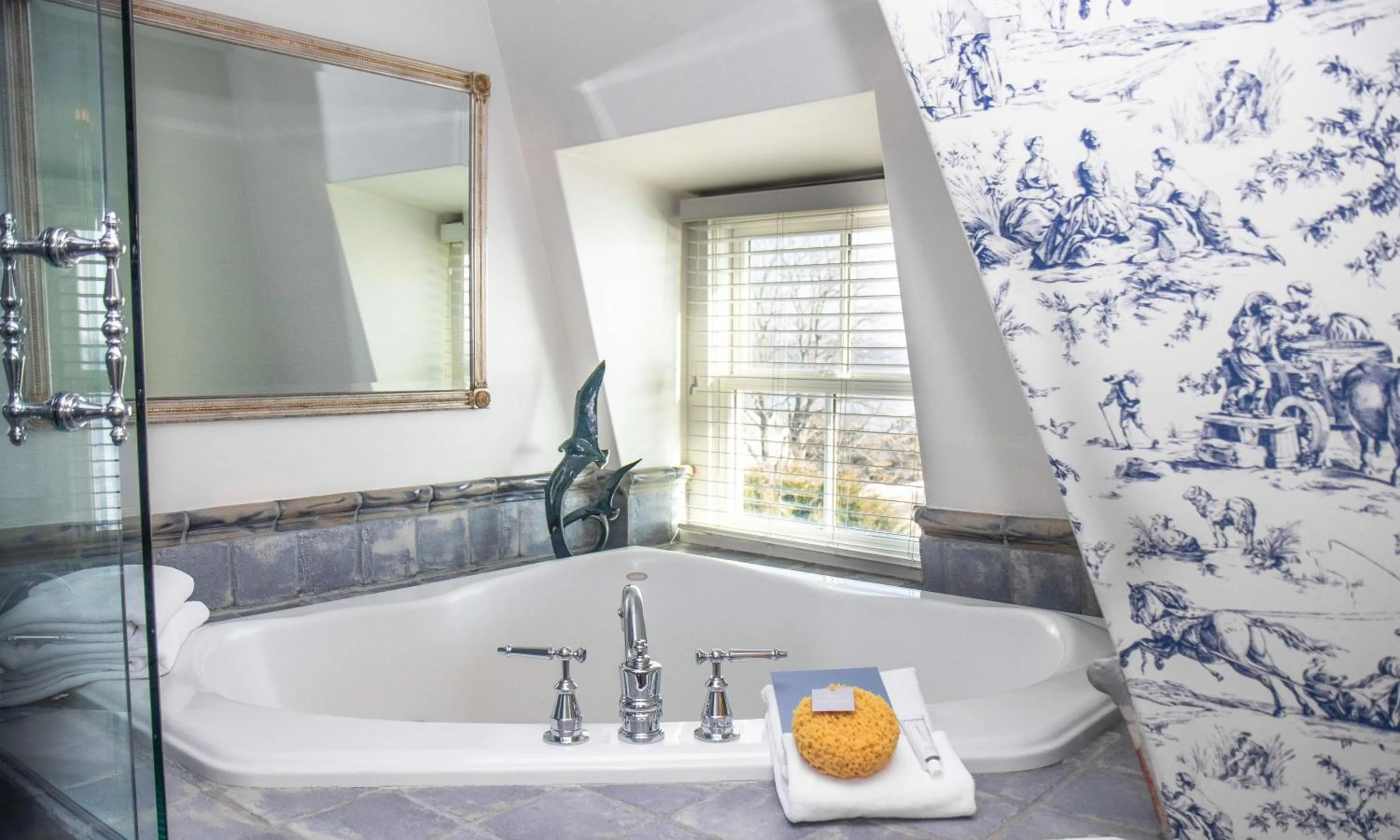 Bath in The Chanler at Cliff Walk