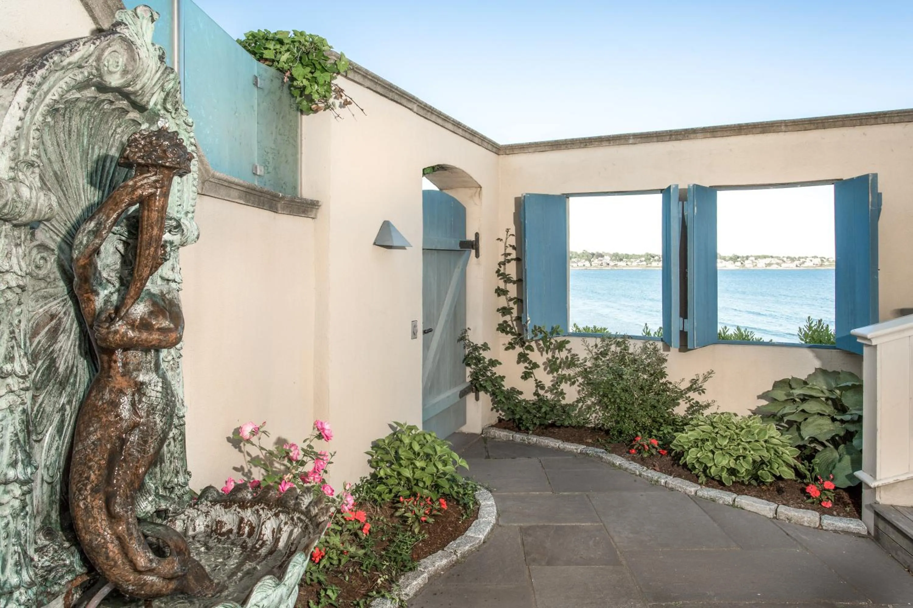Inner courtyard view in The Chanler at Cliff Walk