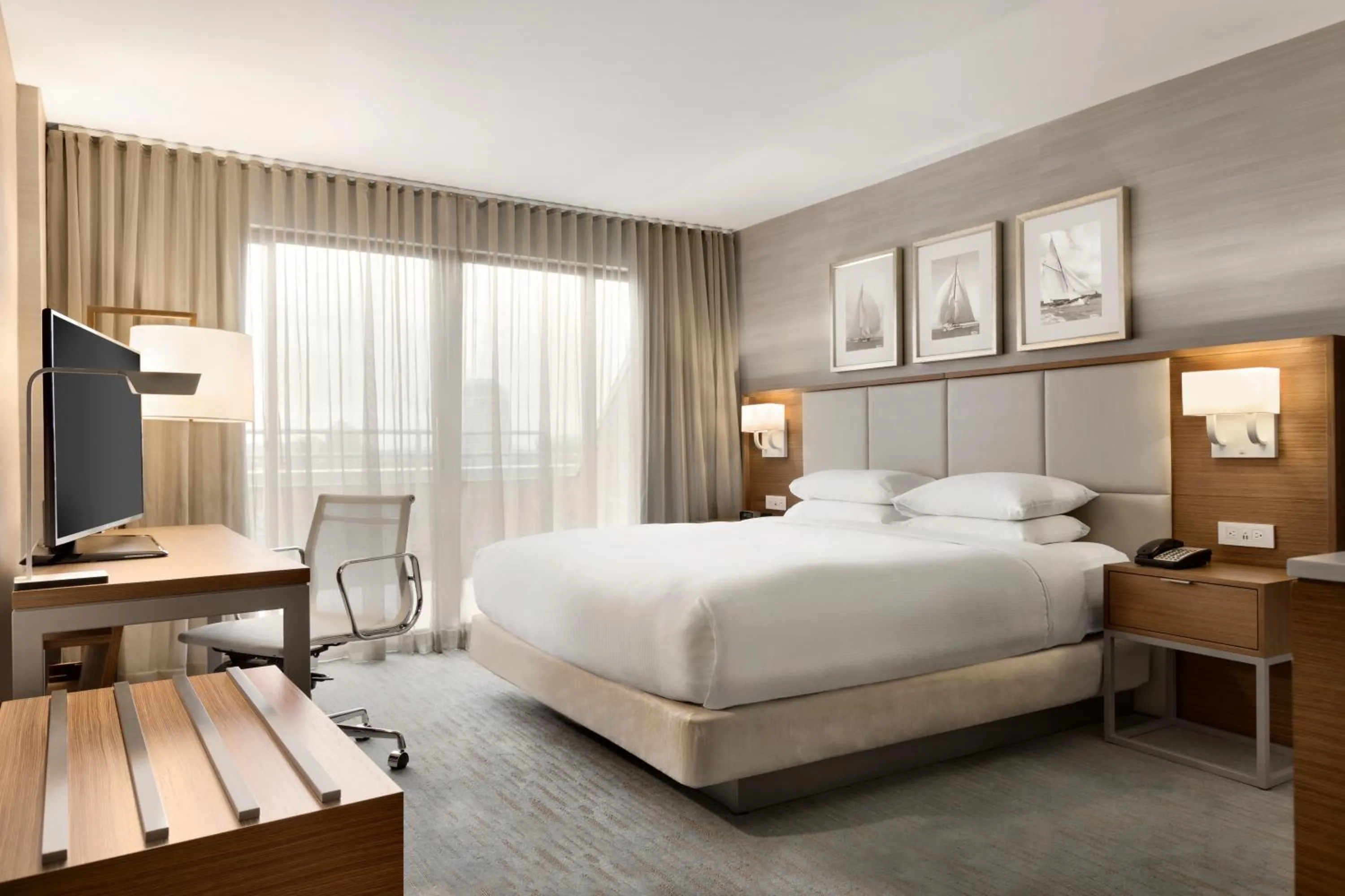 Bed in DoubleTree Suites by Hilton Hotel Boston - Cambridge