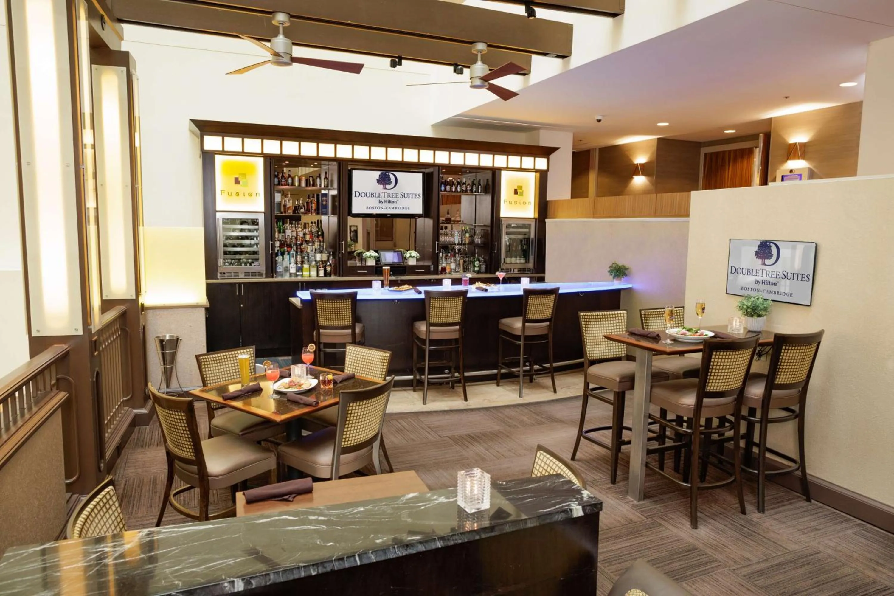 Lounge or bar in DoubleTree Suites by Hilton Hotel Boston - Cambridge