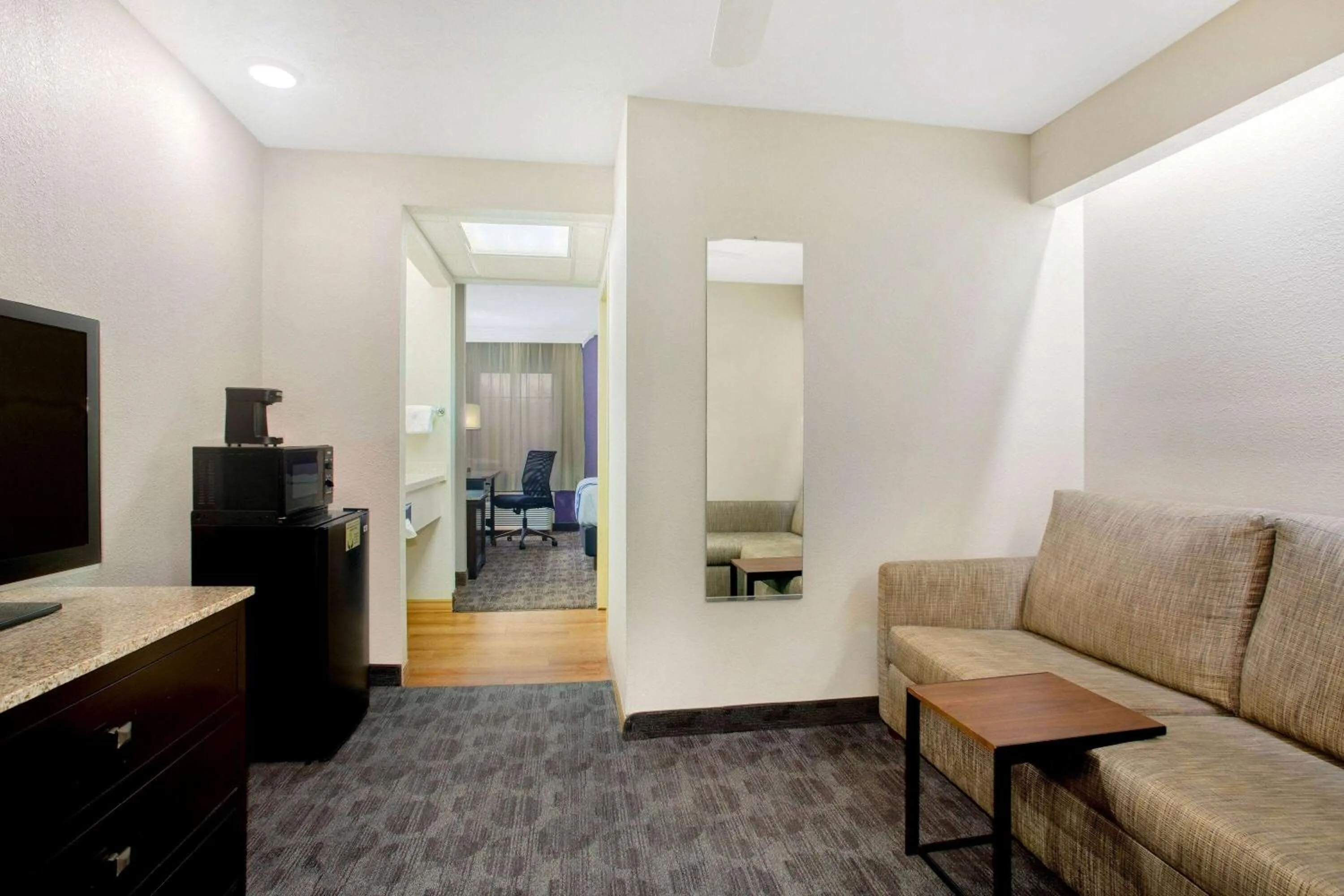 Photo of the whole room in La Quinta by Wyndham Springfield South