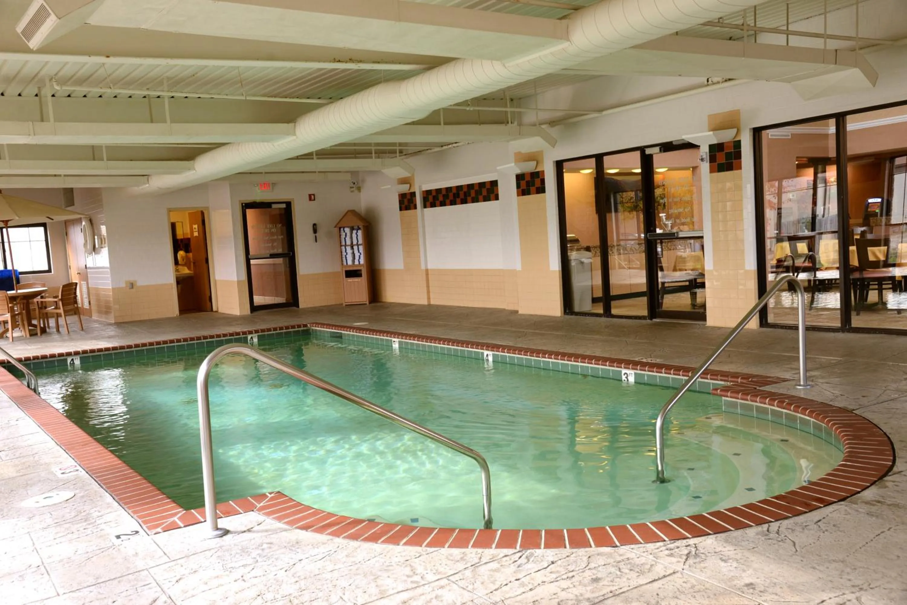 Swimming pool in La Quinta by Wyndham Springfield South