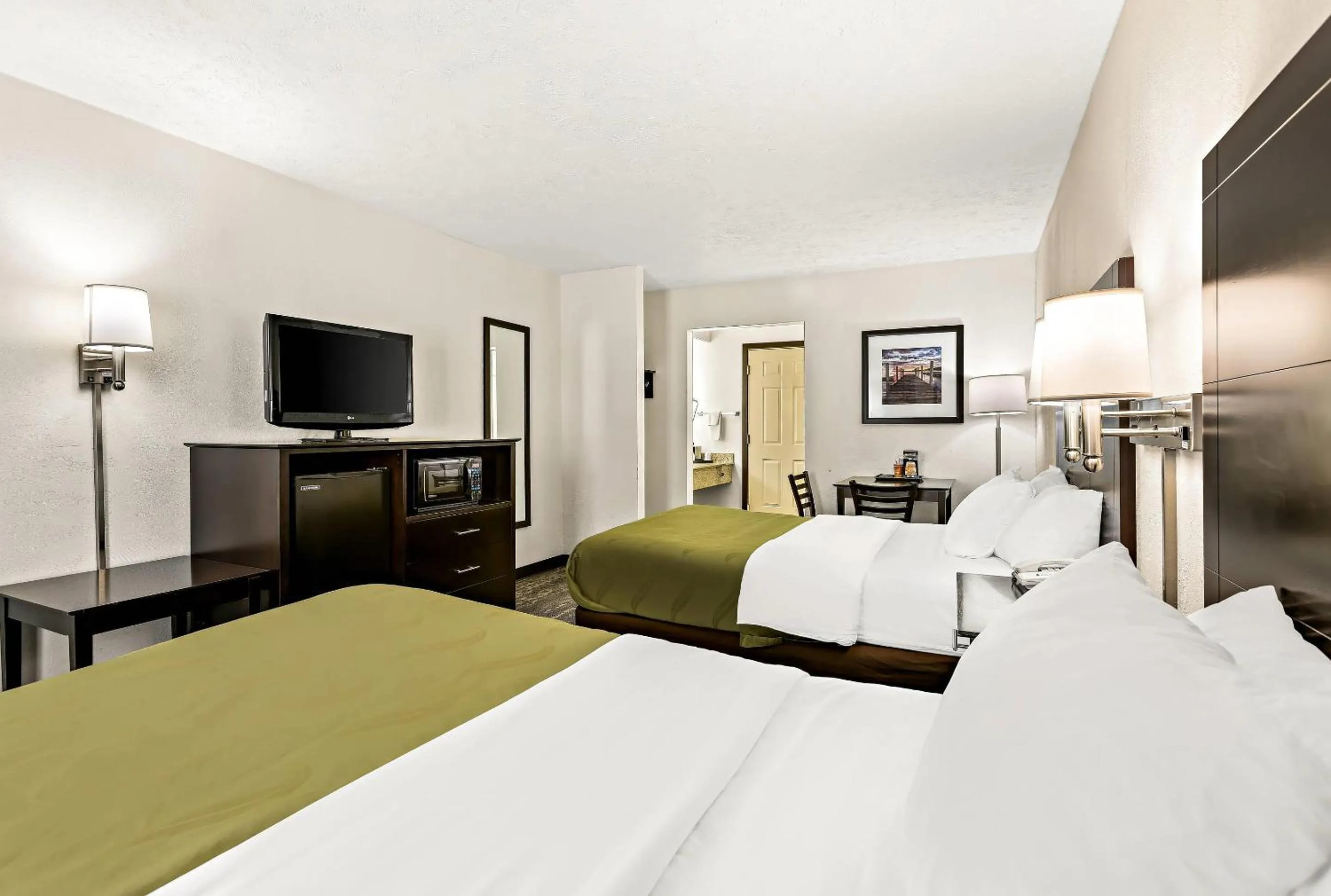 Bedroom, Bed in Quality Inn Traverse City