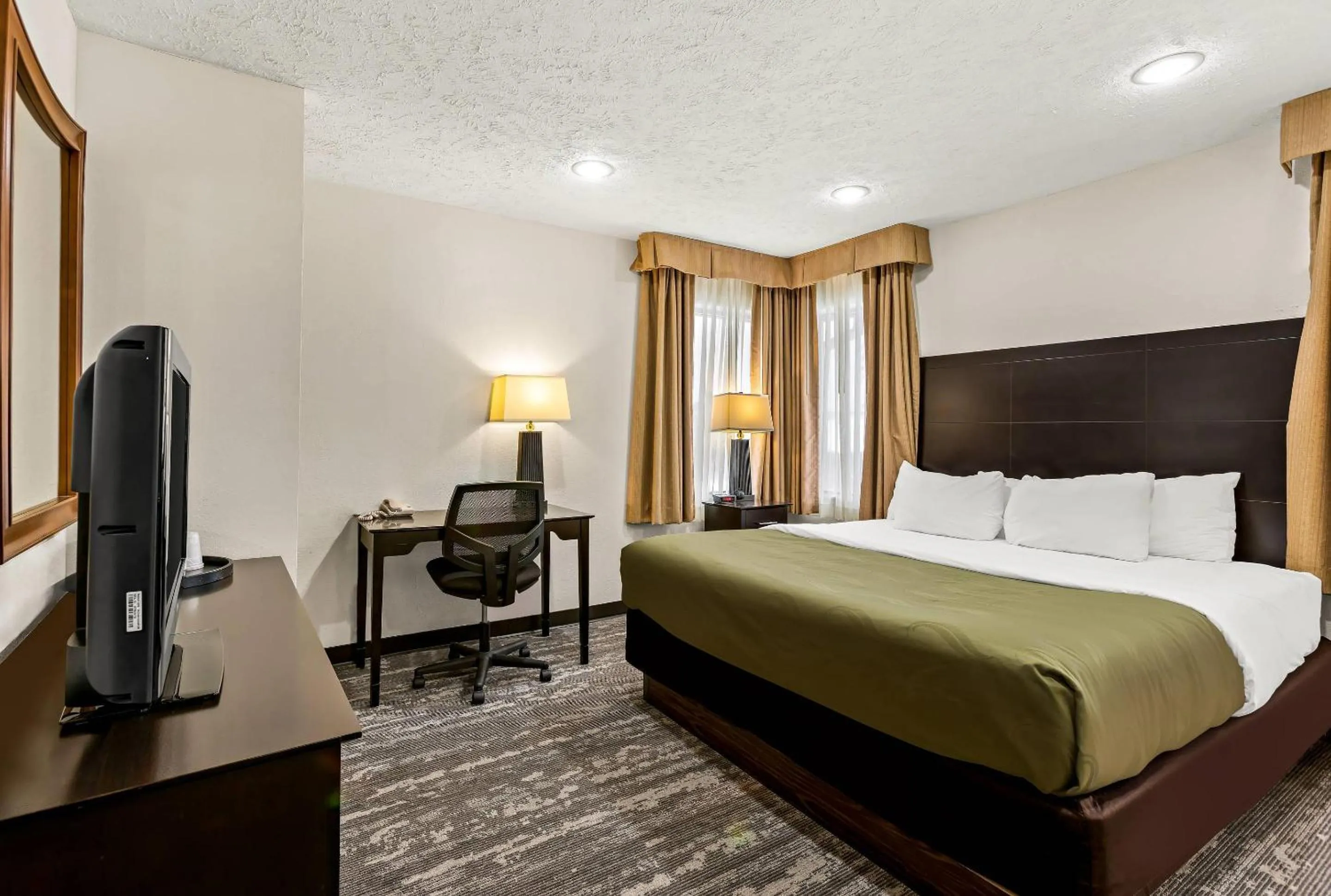 Bedroom, Bed in Quality Inn Traverse City