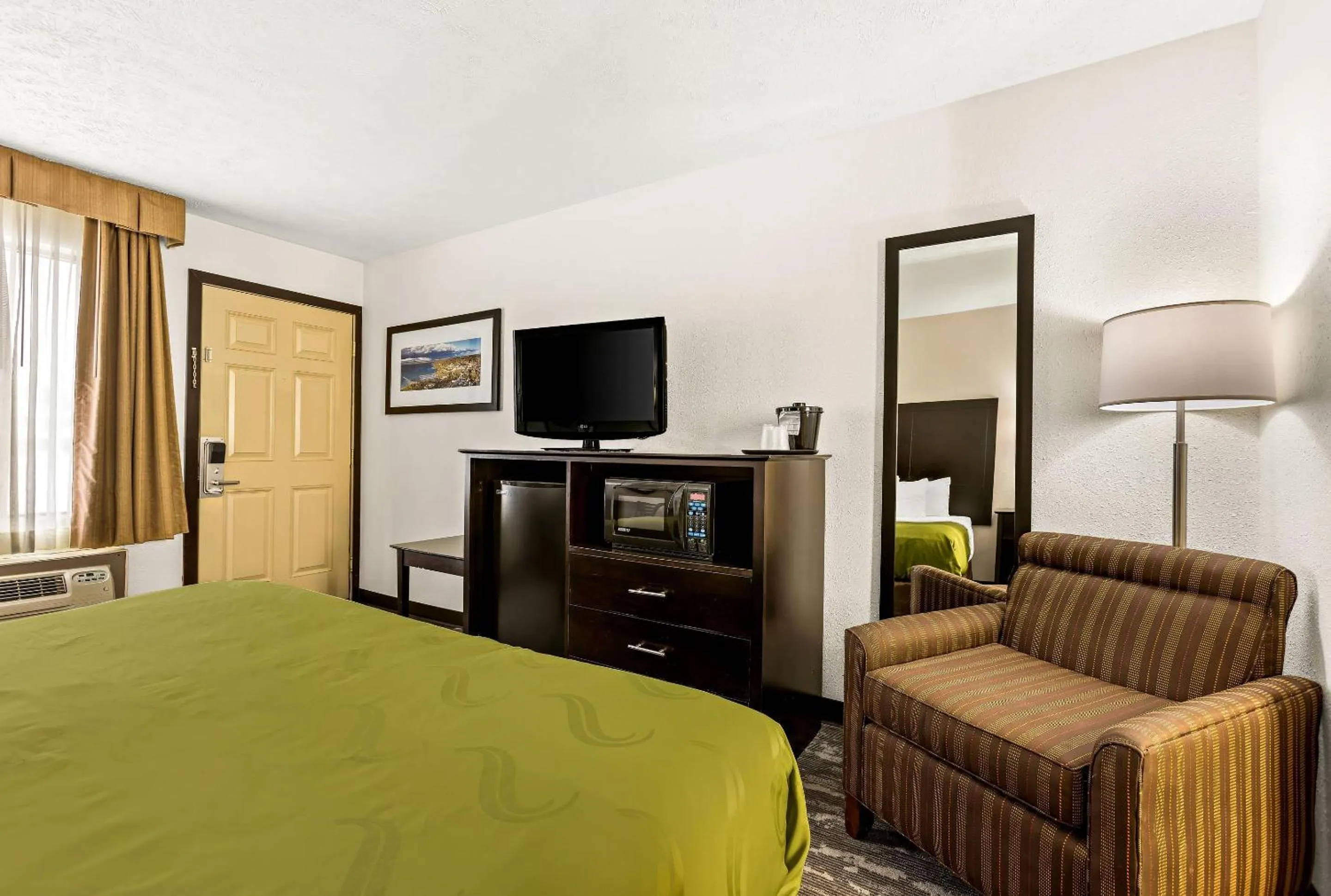 Bedroom, Bed in Quality Inn Traverse City