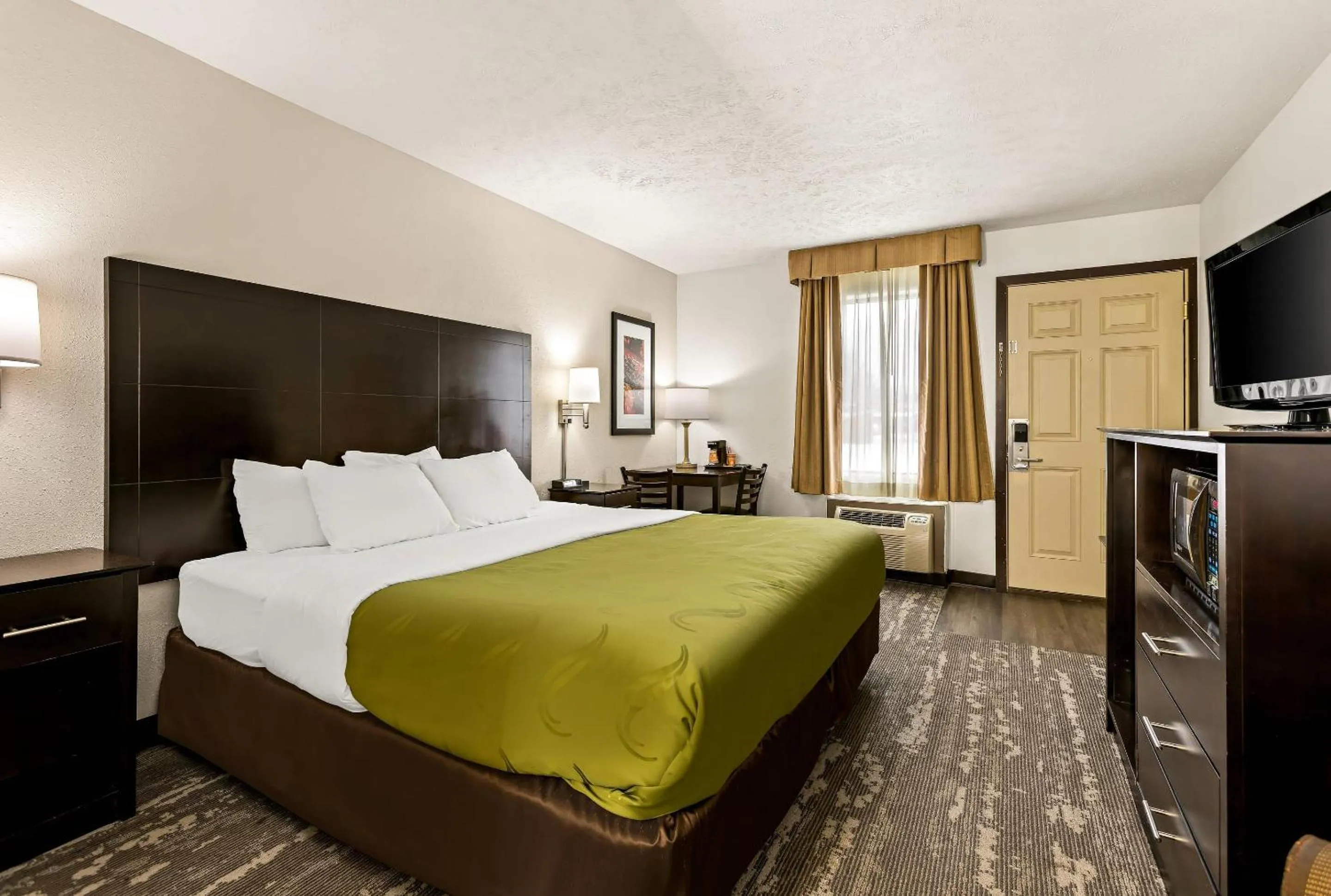 Bedroom, Bed in Quality Inn Traverse City