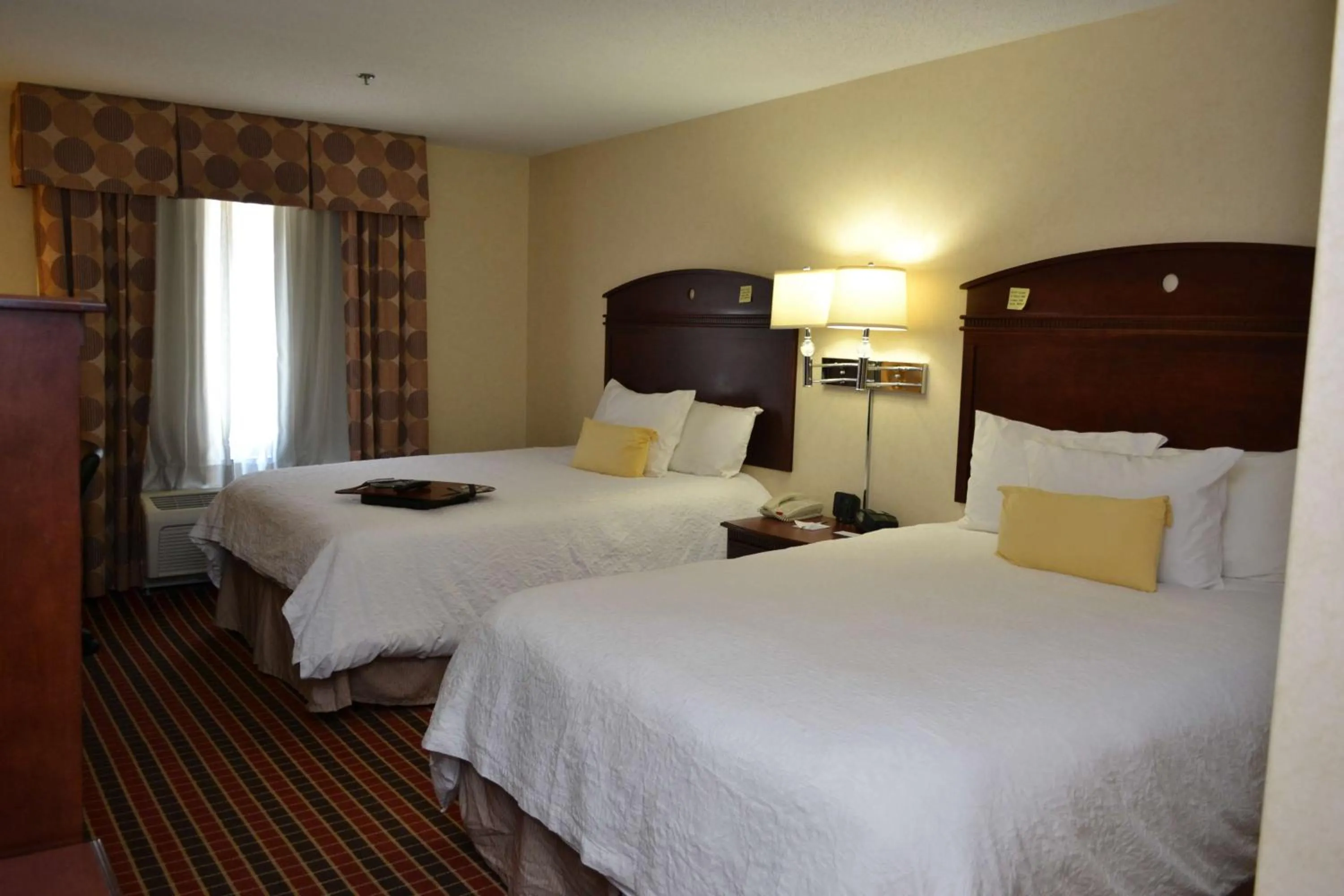 Bed in Hampton Inn & Suites Dayton-Airport