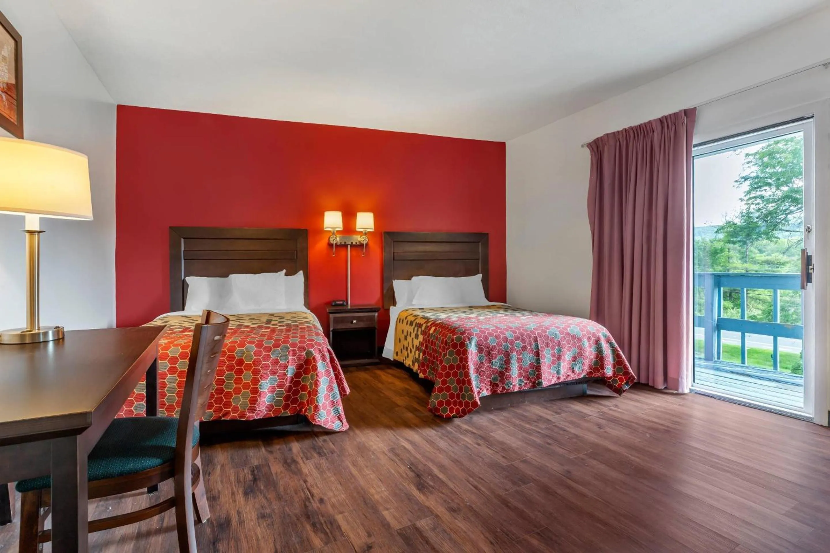 Bedroom, Bed in Econo Lodge Lee - Great Barrington