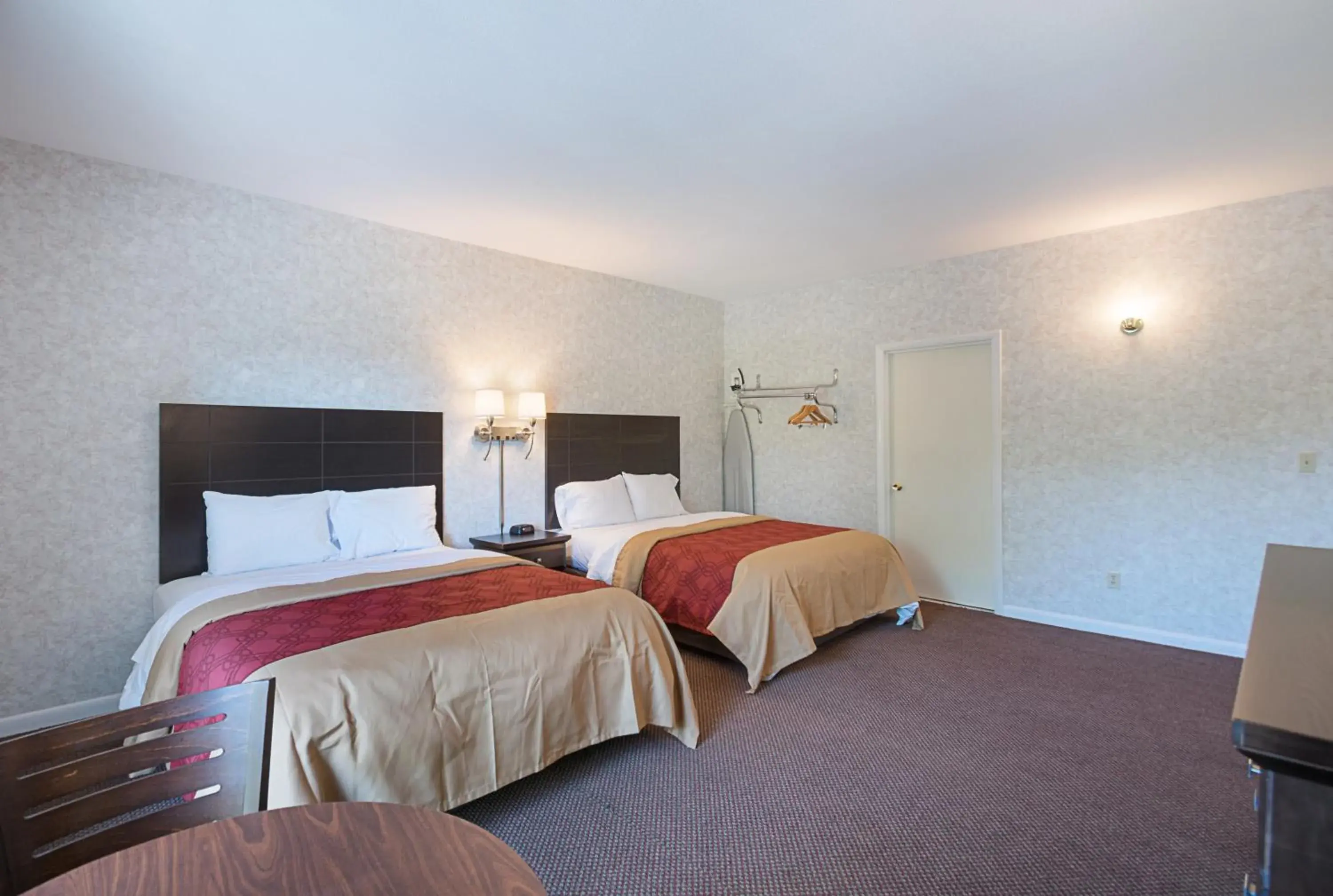 Double Room with Two Double Beds - Accessible/Non-Smoking in Econo Lodge Lee - Great Barrington Double Room with Two Double Beds - Accessible/Non-Smoking in Econo Lodge Lee - Great Barrington
