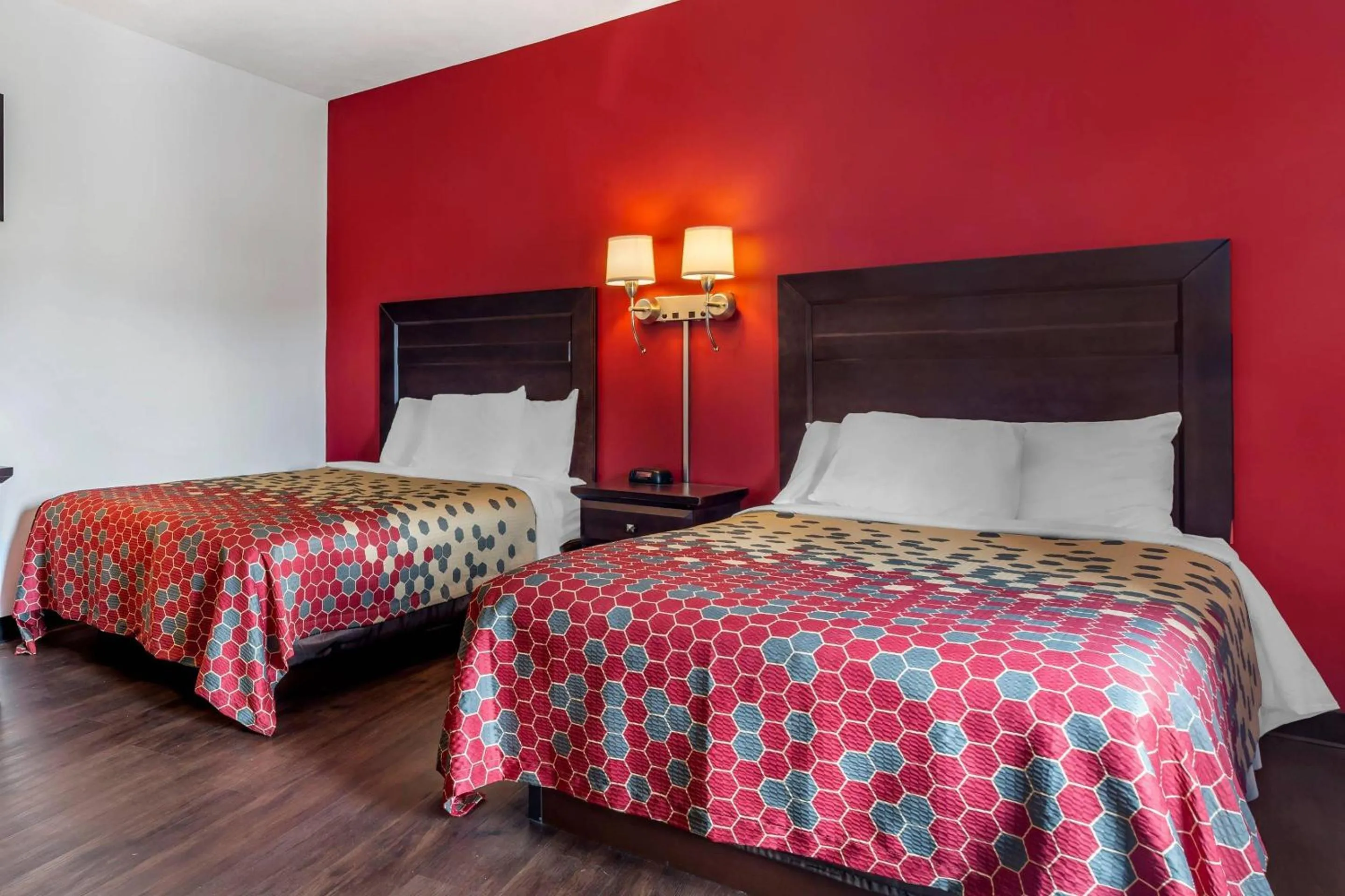 Bedroom, Bed in Econo Lodge Lee - Great Barrington