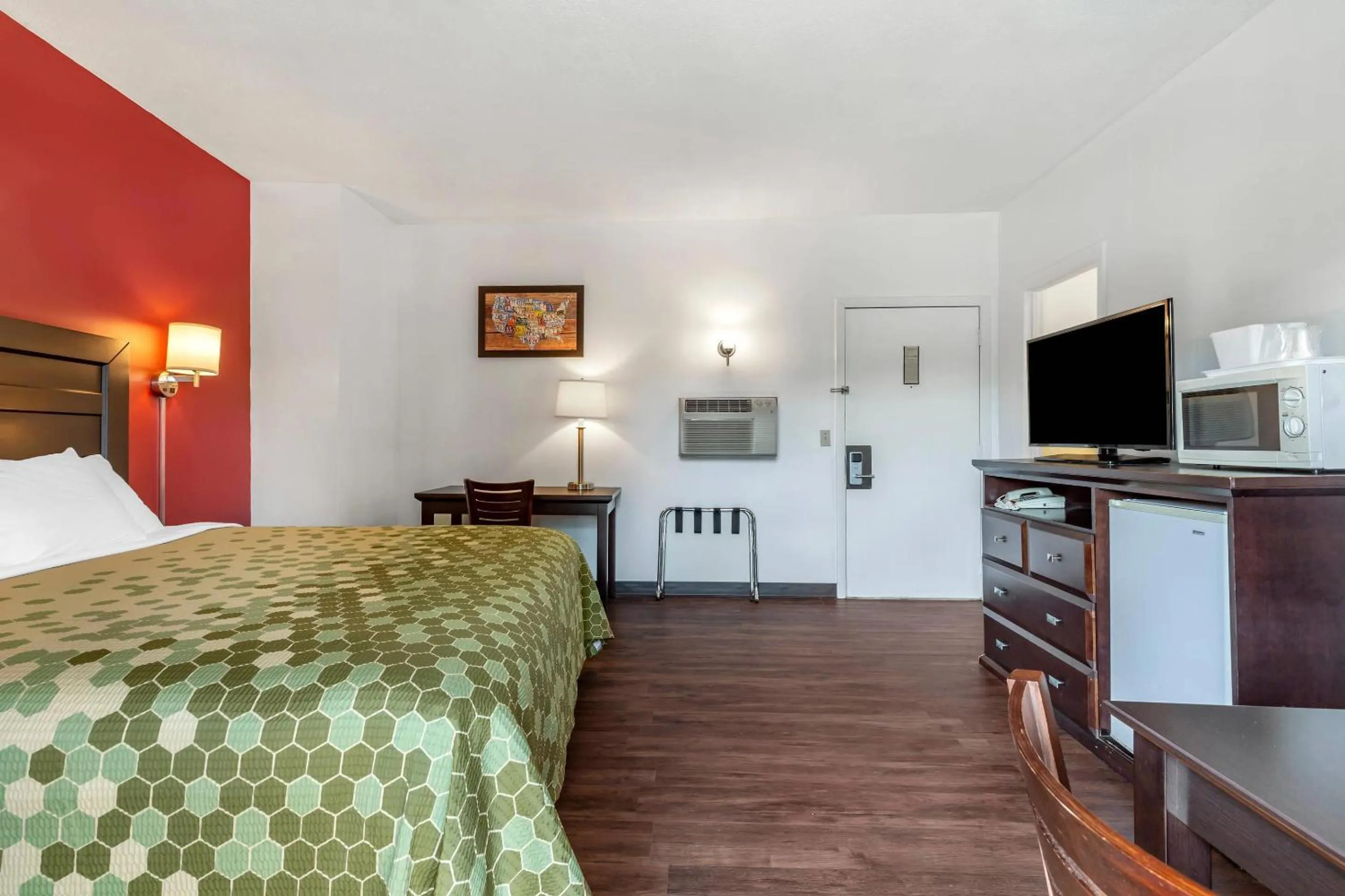 Bedroom, Bed in Econo Lodge Lee - Great Barrington