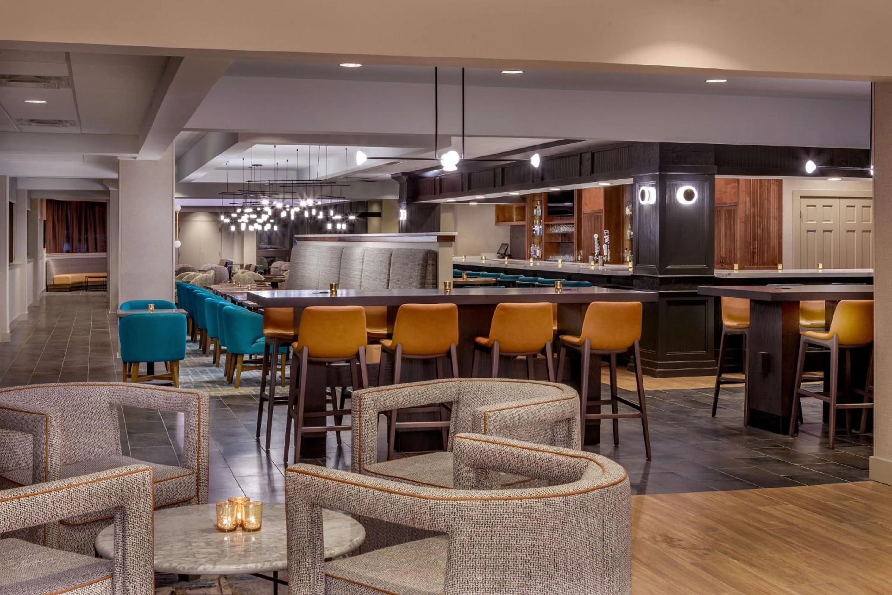 Lounge or bar in DoubleTree by Hilton Boston/Westborough