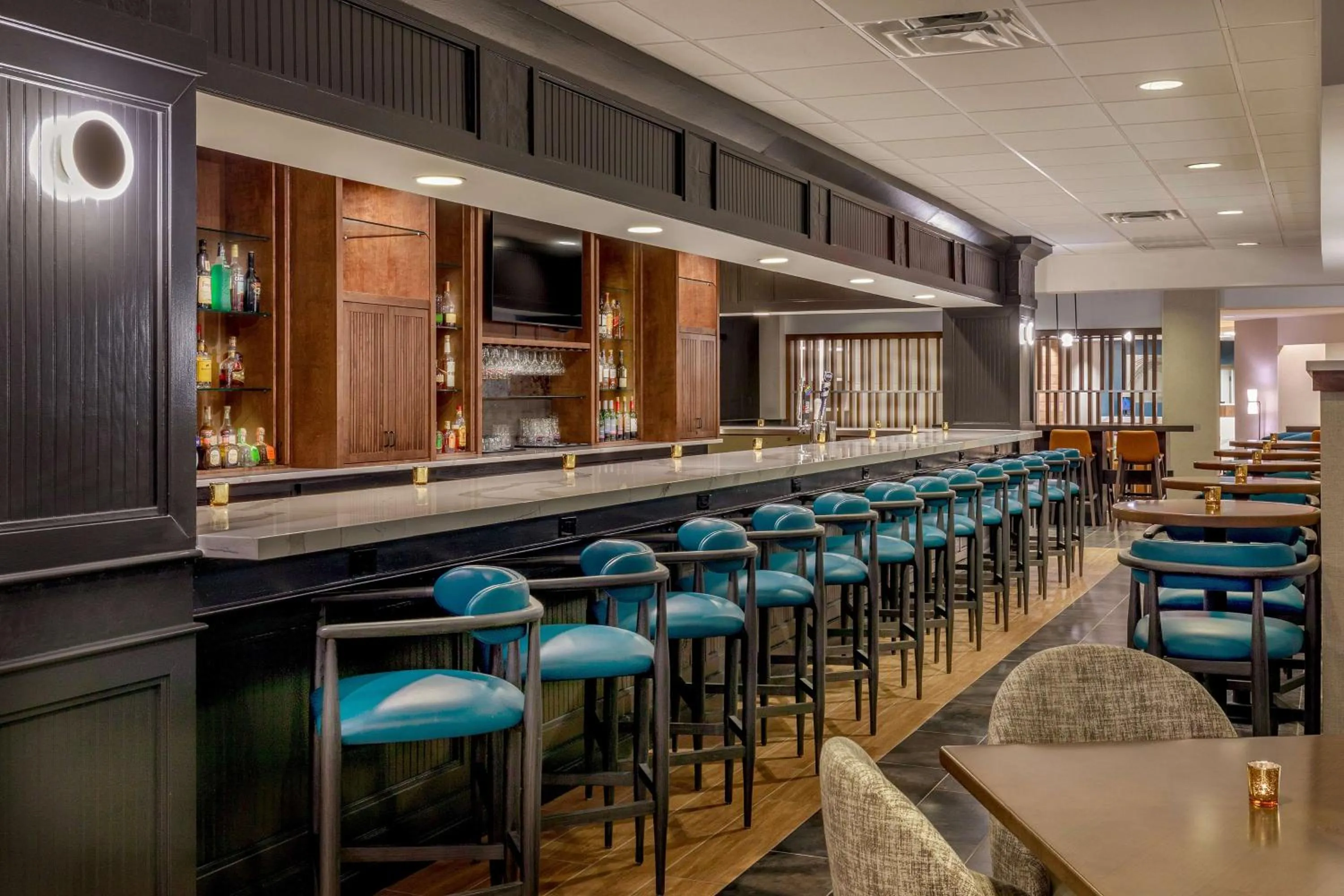 Lounge or bar in DoubleTree by Hilton Boston/Westborough