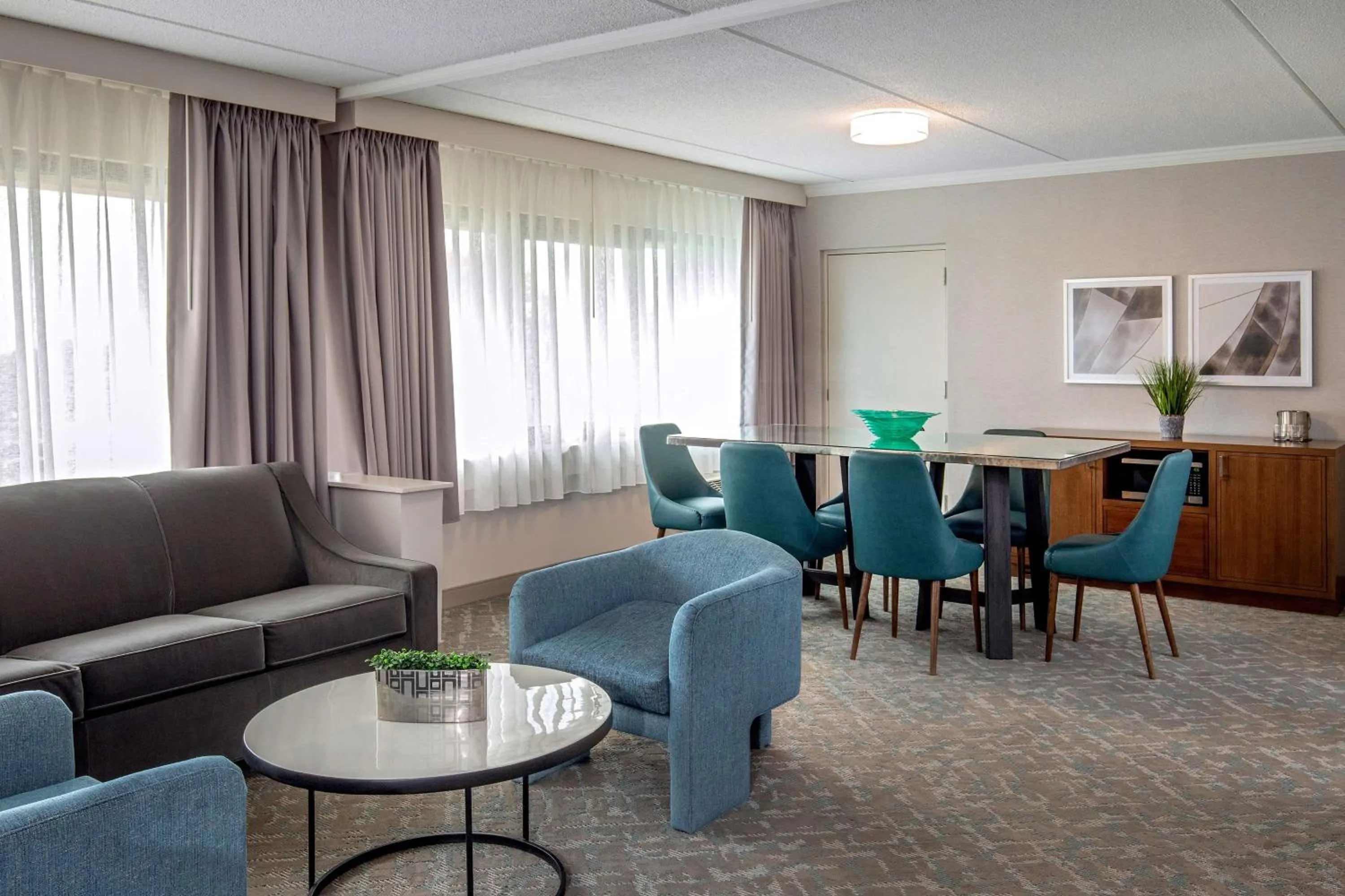 Living room in DoubleTree by Hilton Boston/Westborough