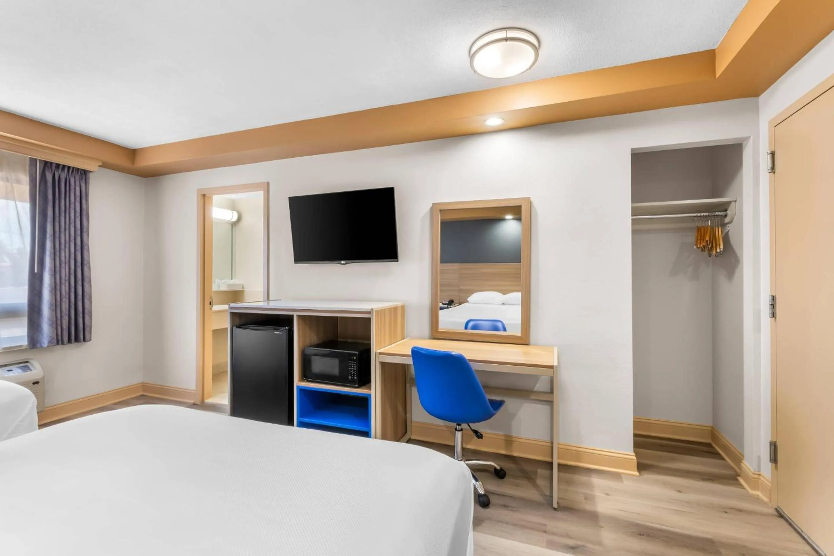 Bedroom, Bed in Econo Lodge Woodbridge