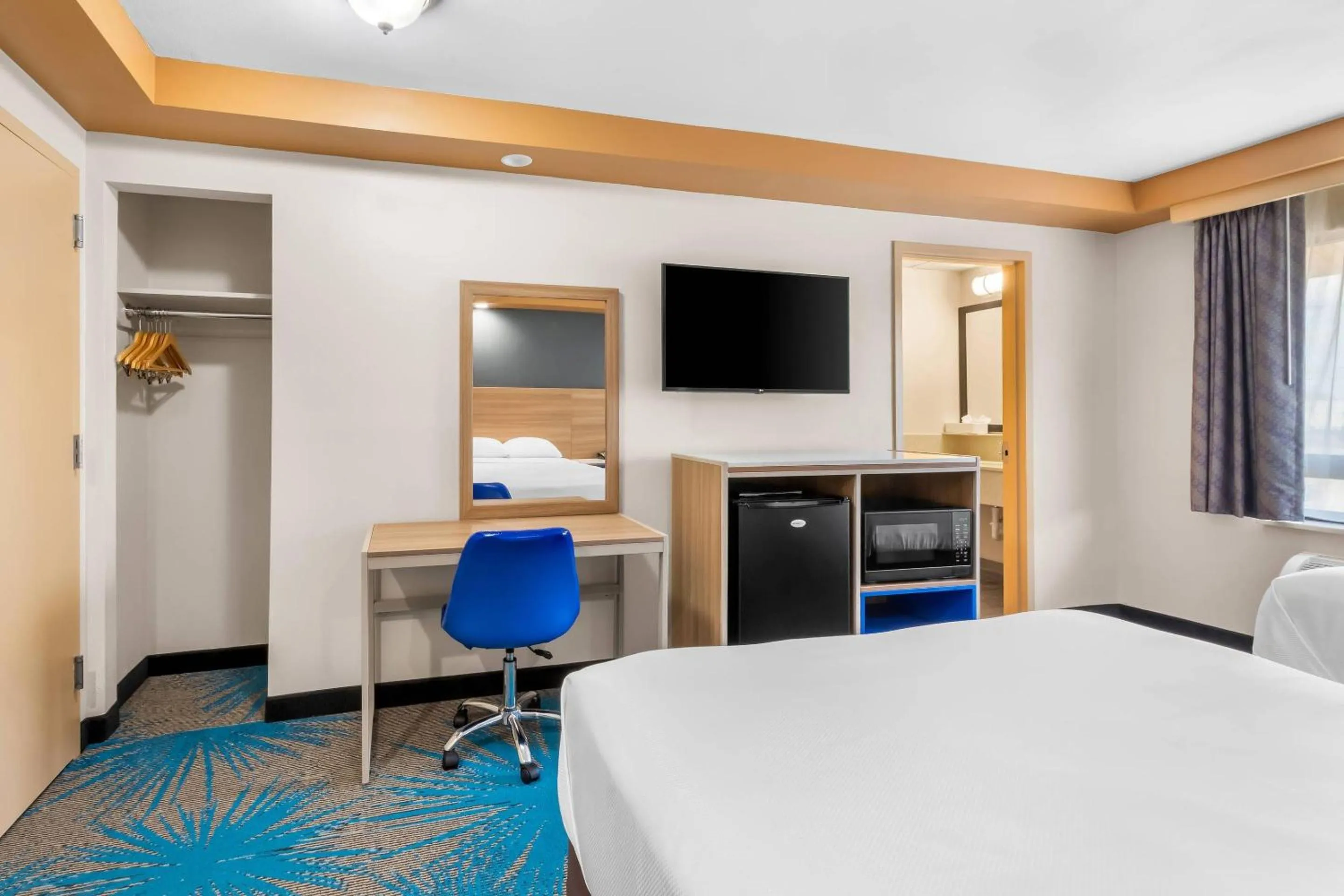 Bedroom, Bed in Econo Lodge Woodbridge