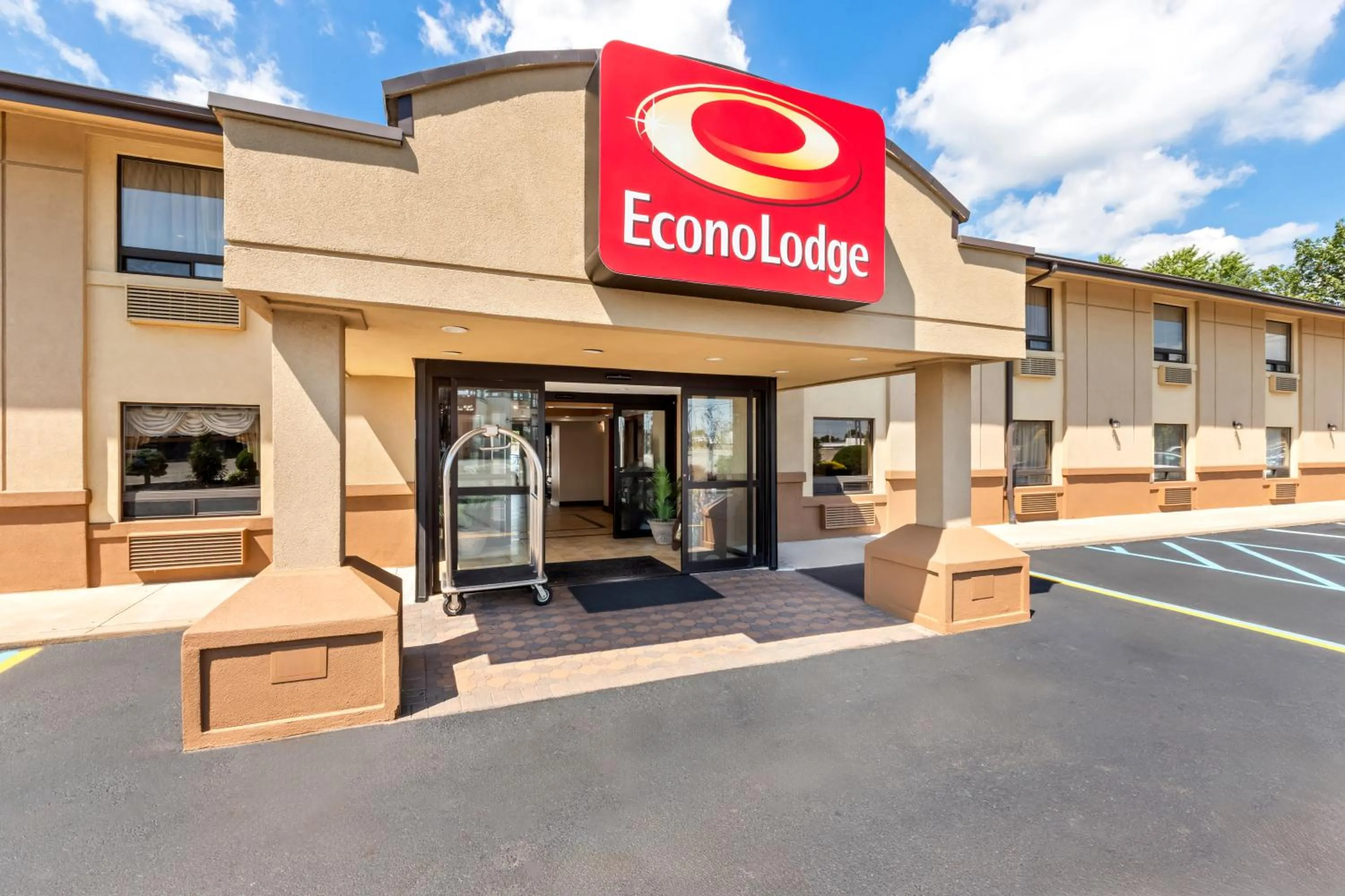 Property building in Econo Lodge Woodbridge