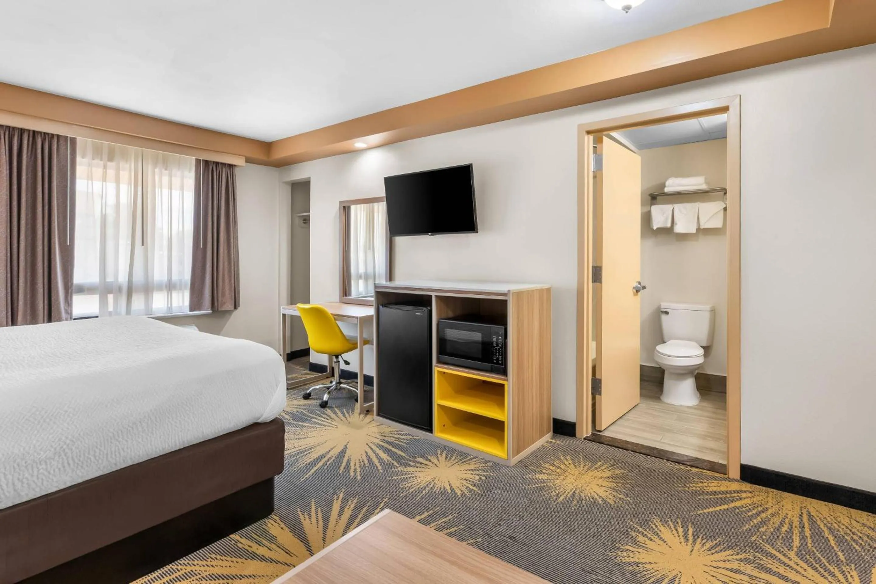 Bedroom, Bed in Econo Lodge Woodbridge