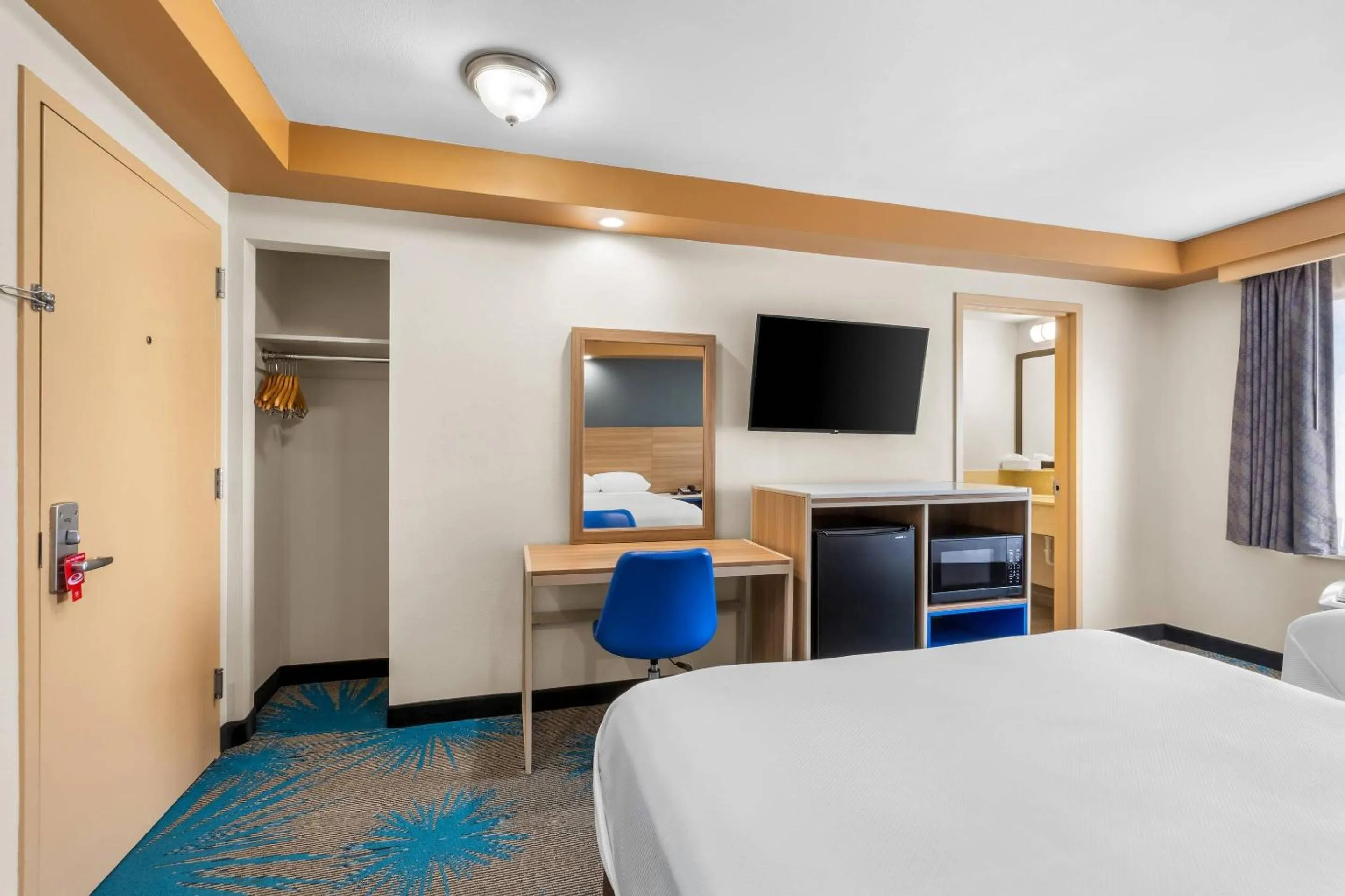 Bedroom, Bed in Econo Lodge Woodbridge