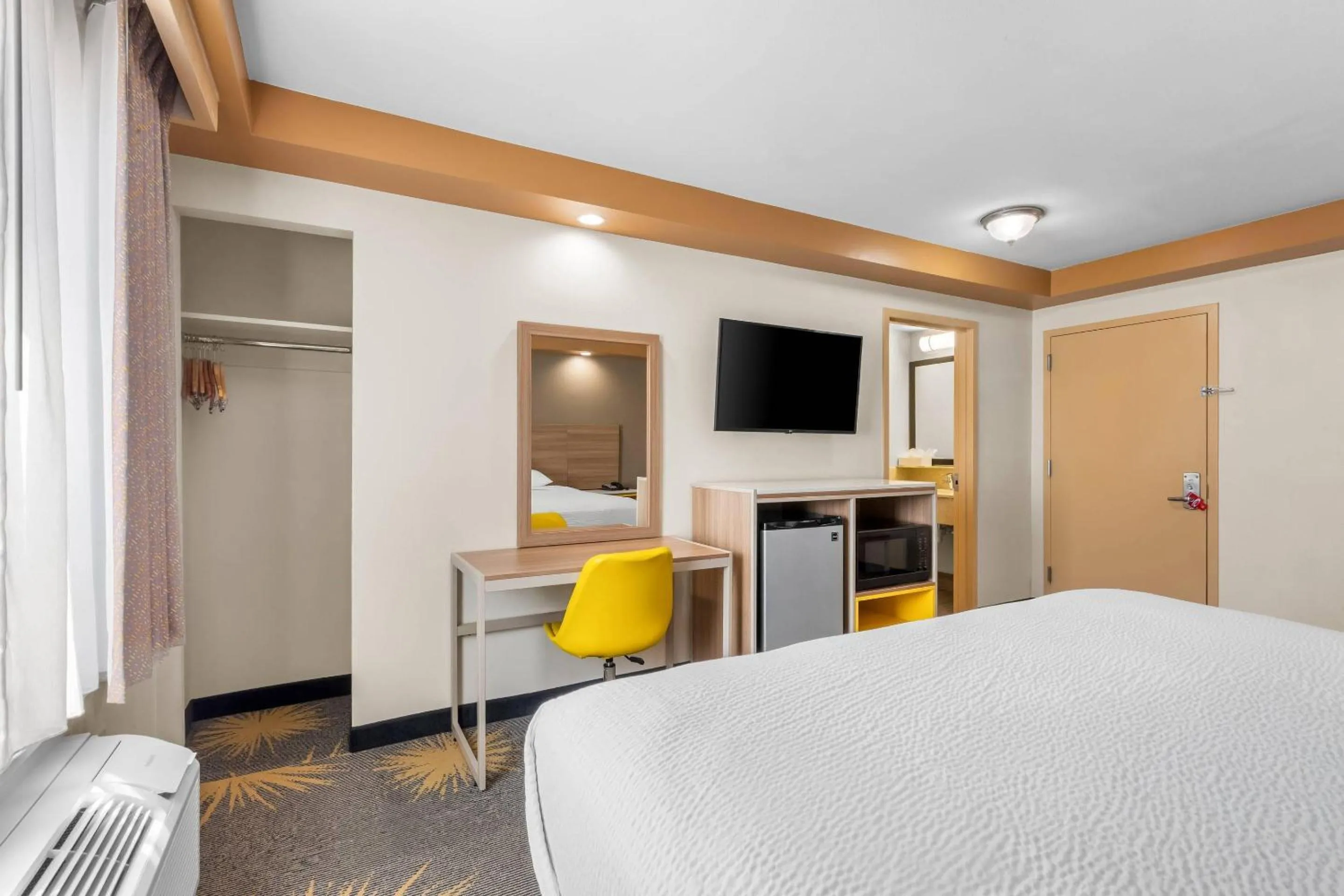 Bedroom, Bed in Econo Lodge Woodbridge