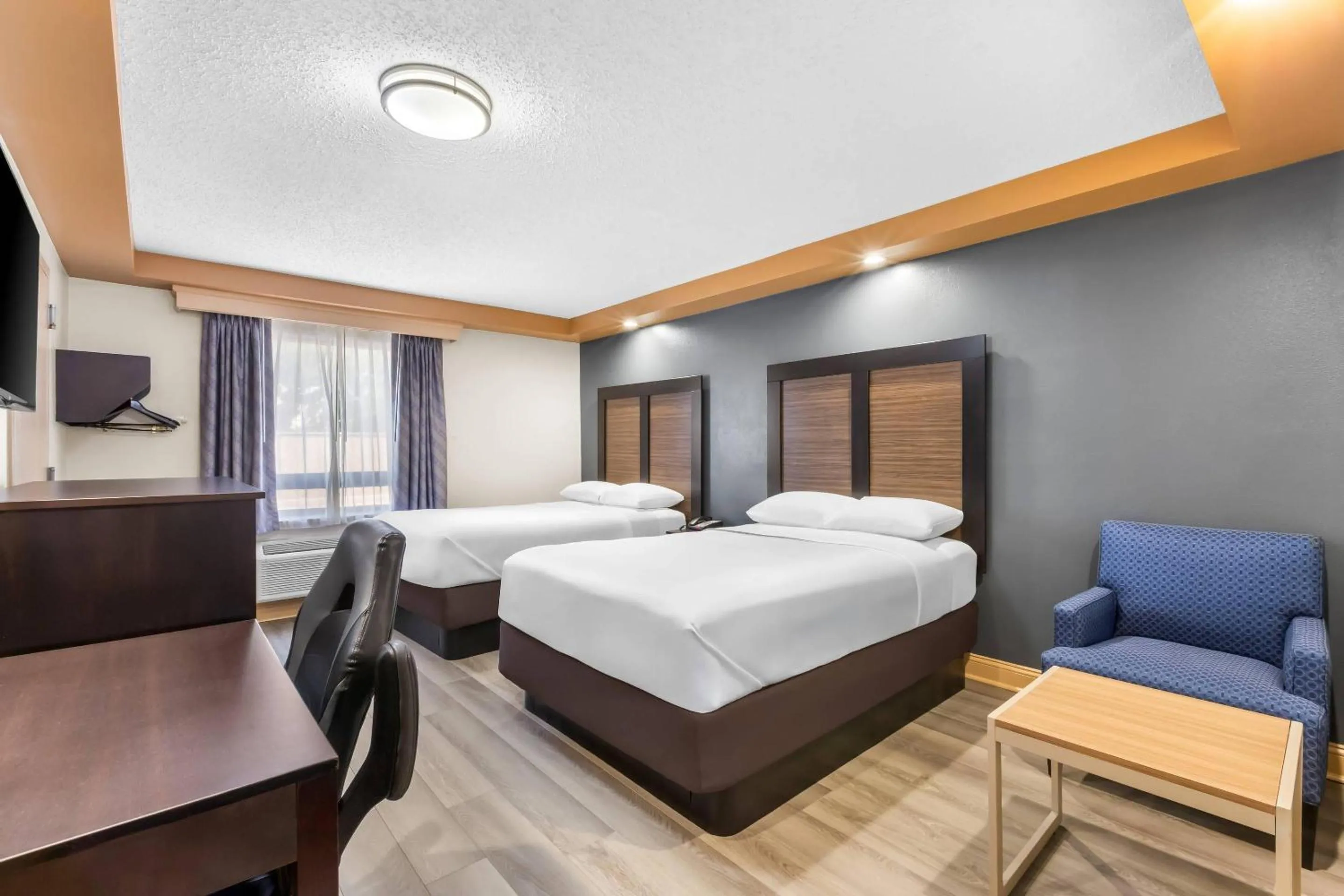 Bedroom, Bed in Econo Lodge Woodbridge