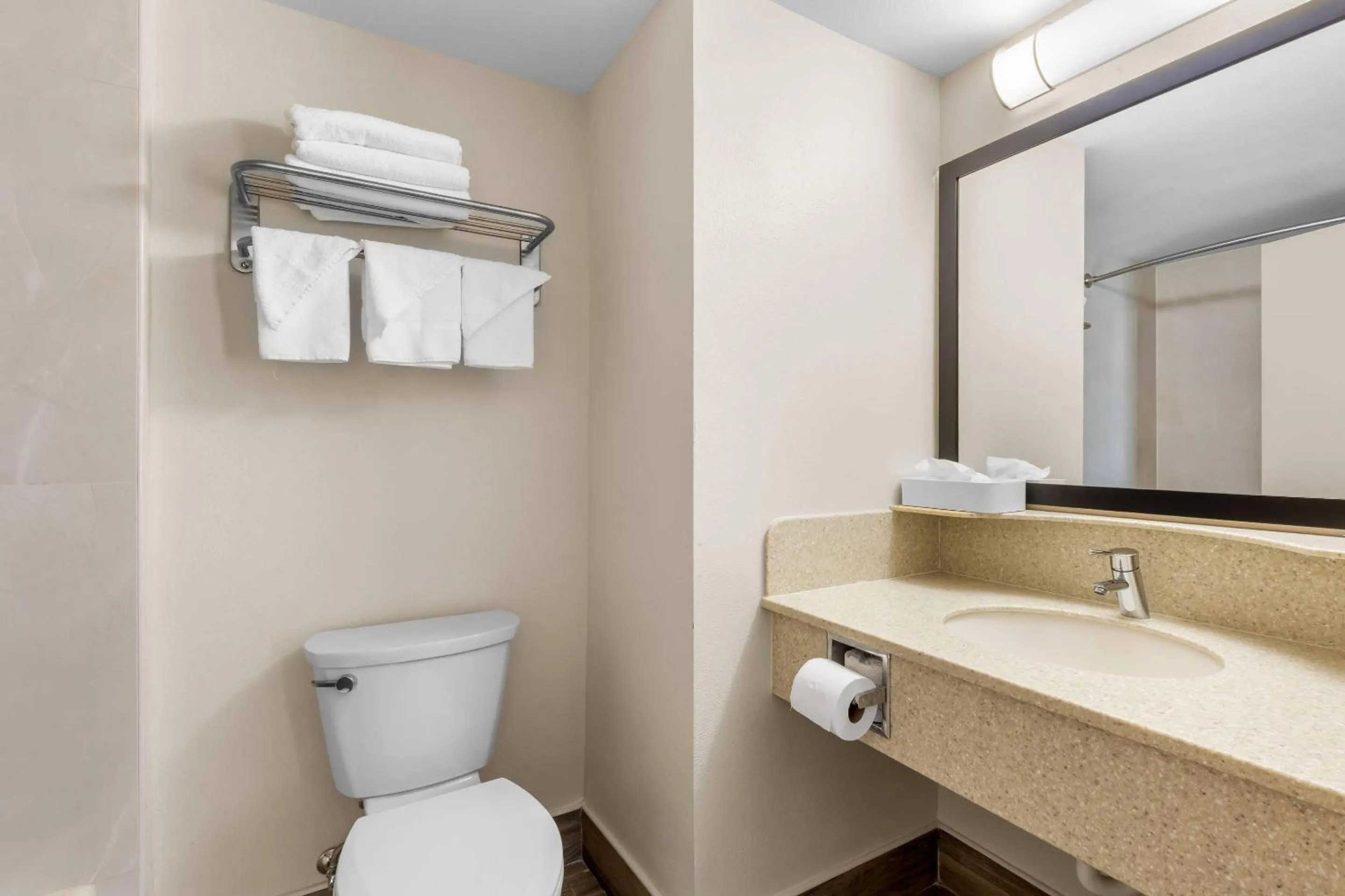 Bedroom in Econo Lodge Woodbridge