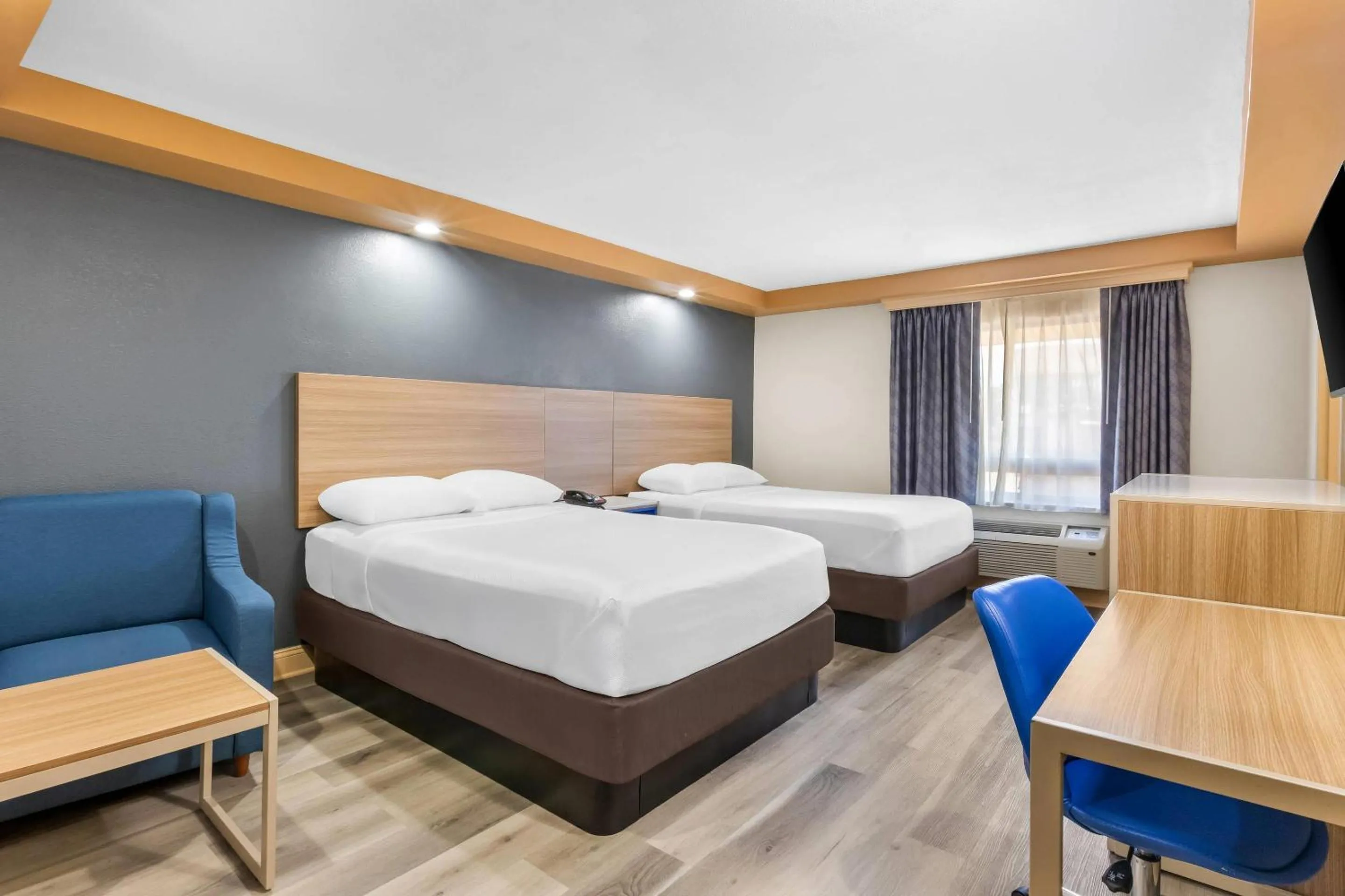 Bedroom, Bed in Econo Lodge Woodbridge