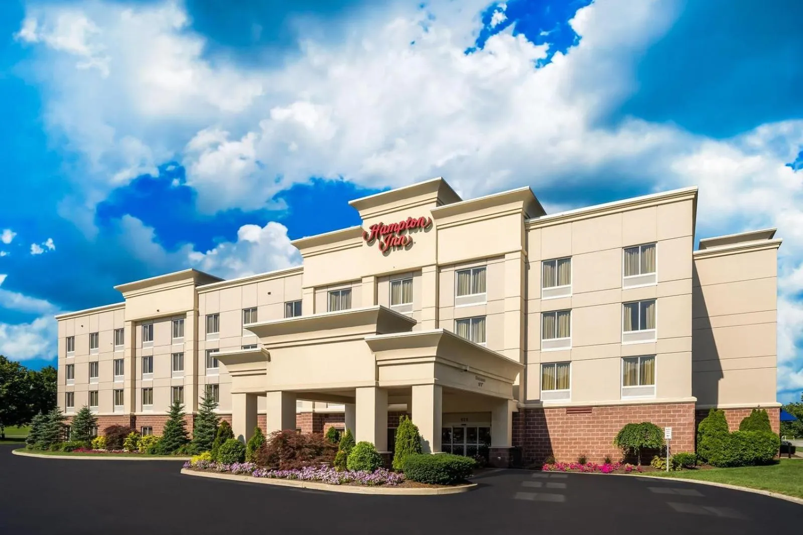 Property building in Hampton Inn Clifton Park