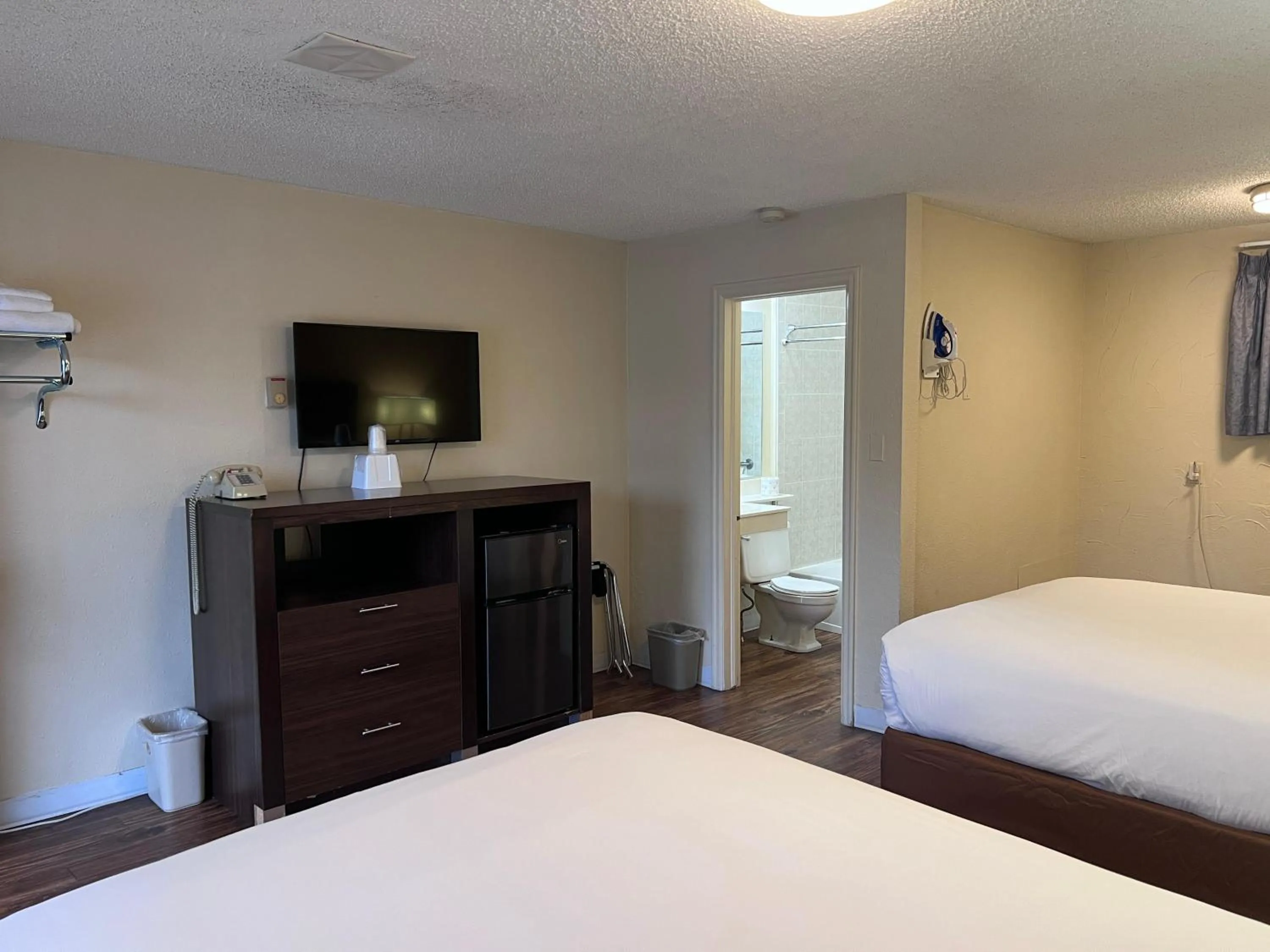 Bed in Sunrise Motor Inn