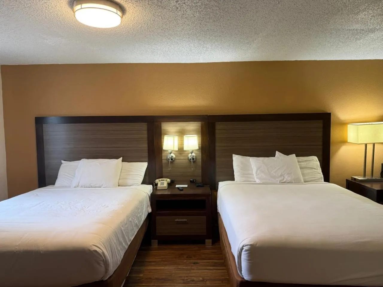 Bed in Sunrise Motor Inn