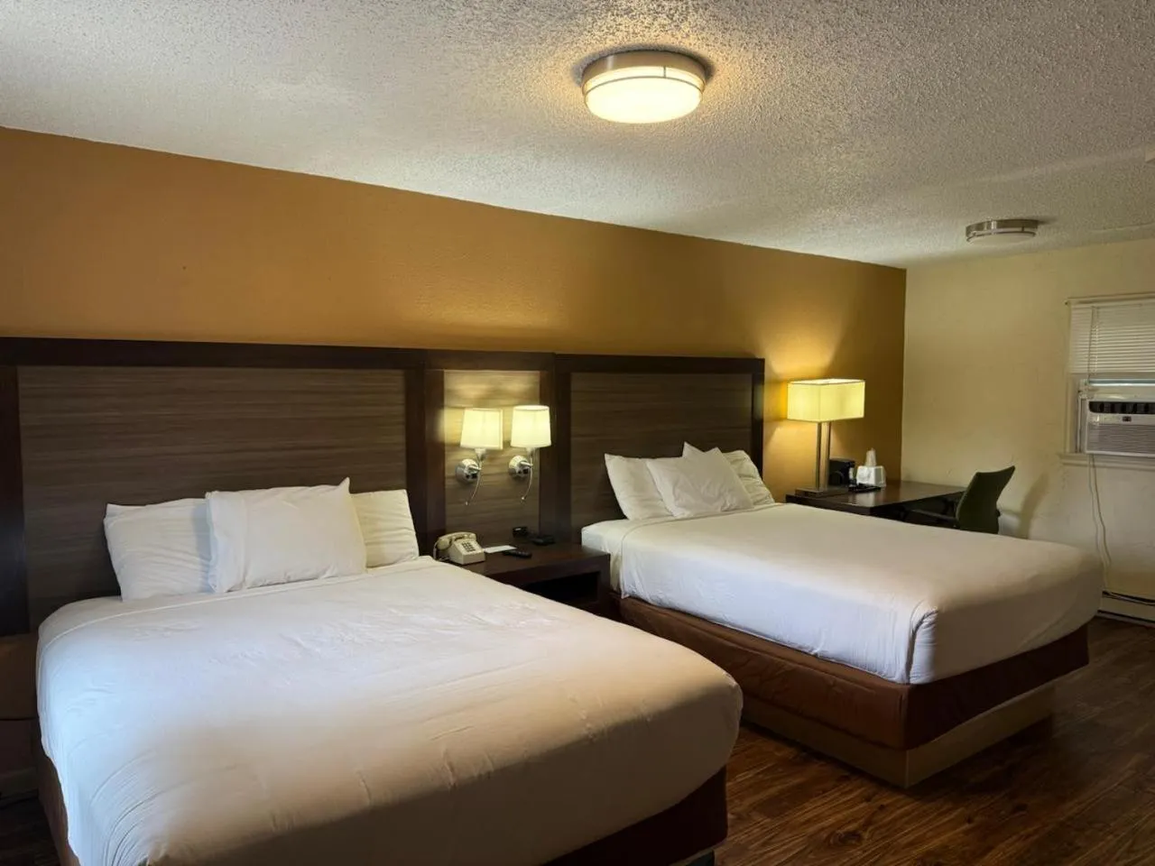 Bed in Sunrise Motor Inn