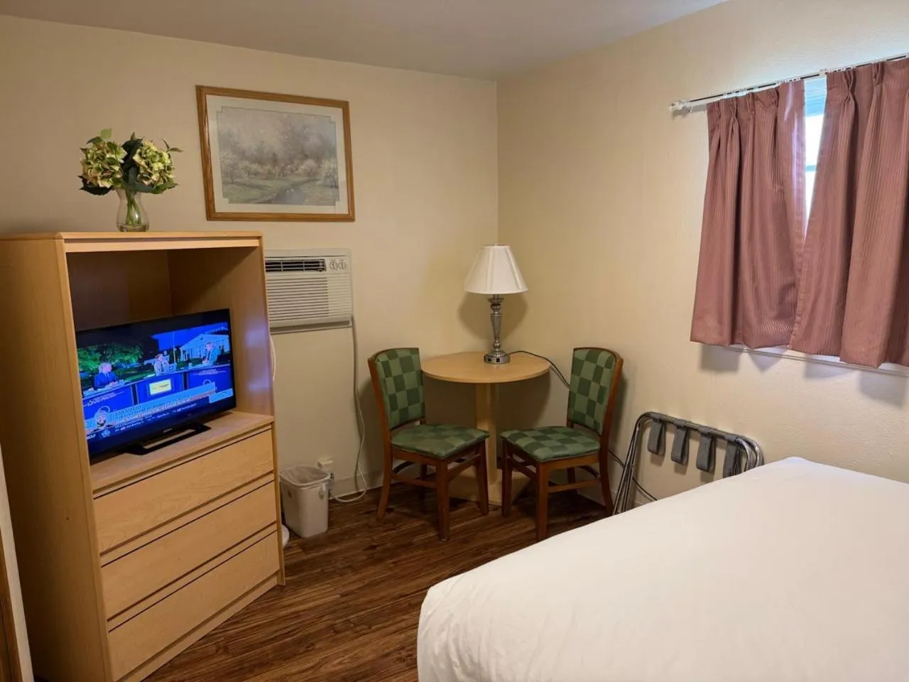 Bed in Sunrise Motor Inn